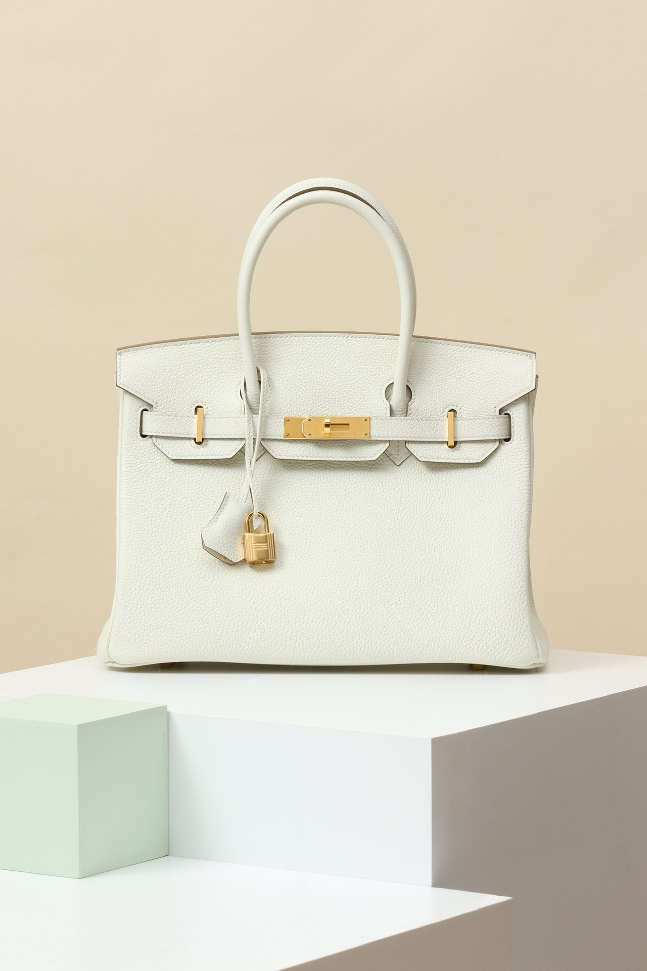 Hermès Birkin 30 detail image 1 sourced from womanlvbag.com