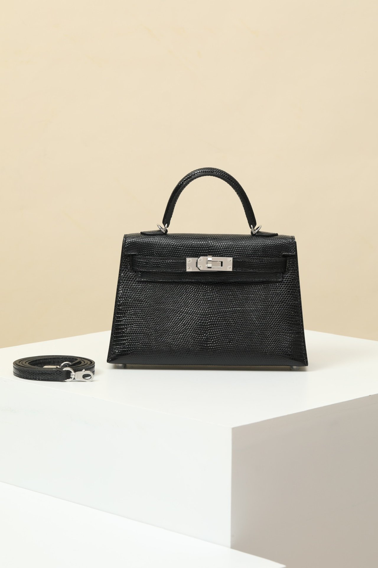 Hermes Mini Kelly 19 II – Shiny Niloticus Lizard Noir (89) PHW detail image 1 sourced from womanlvbag.com