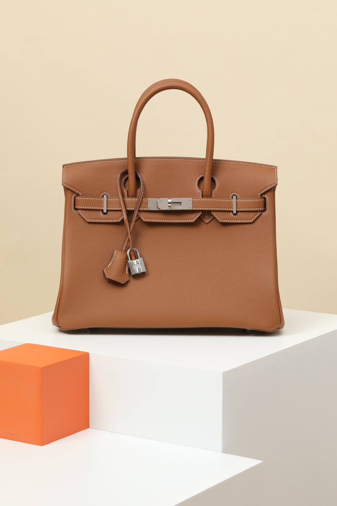 Hermès Birkin 30 detail image 1 sourced from womanlvbag.com