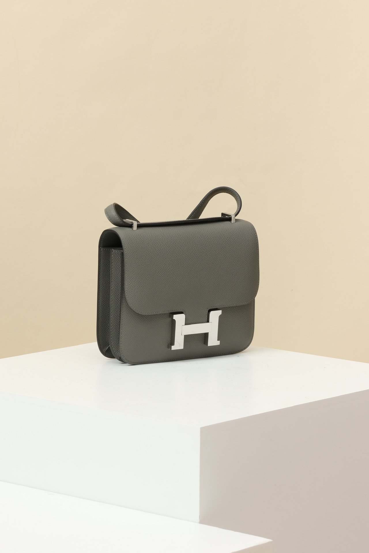 Hermès Constance 19 – Epsom Calfskin 0L Gris Perle PHW detail image 2 sourced from womanlvbag.com