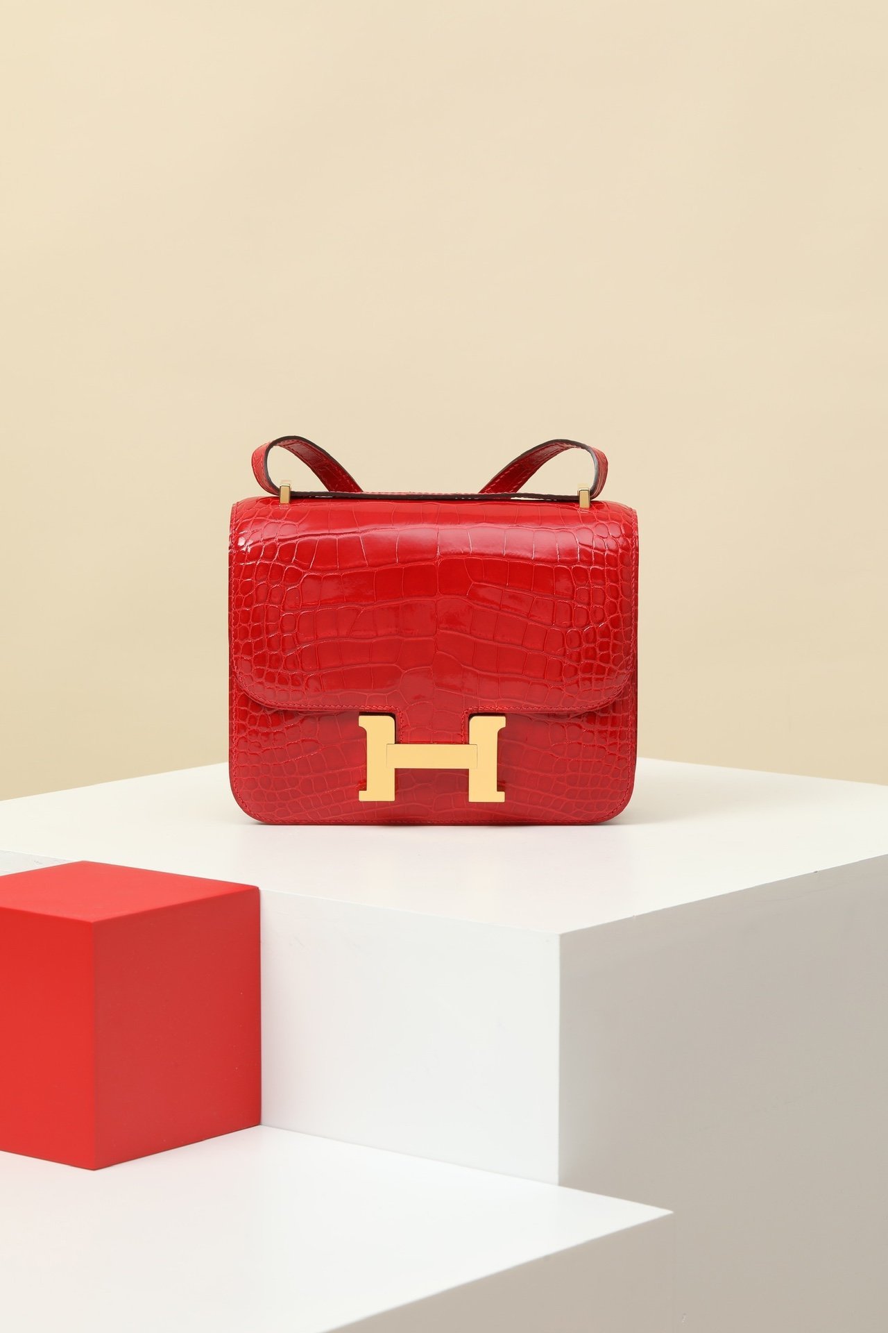 Hermès Constance 19 detail image 1 sourced from womanlvbag.com