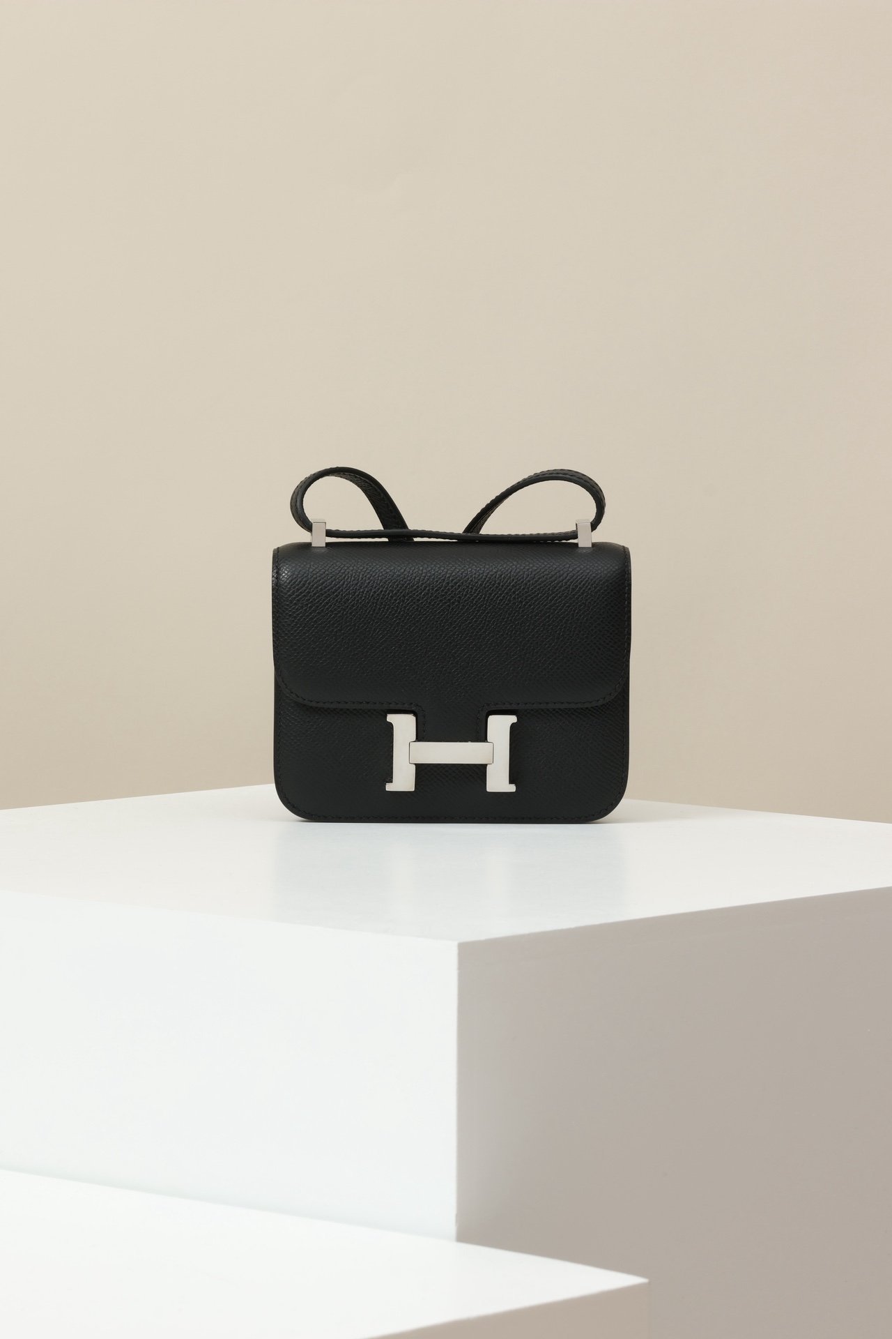 Hermès Constance Chaine – Epsom Calfskin 89 Noir PHW detail image 1 sourced from womanlvbag.com