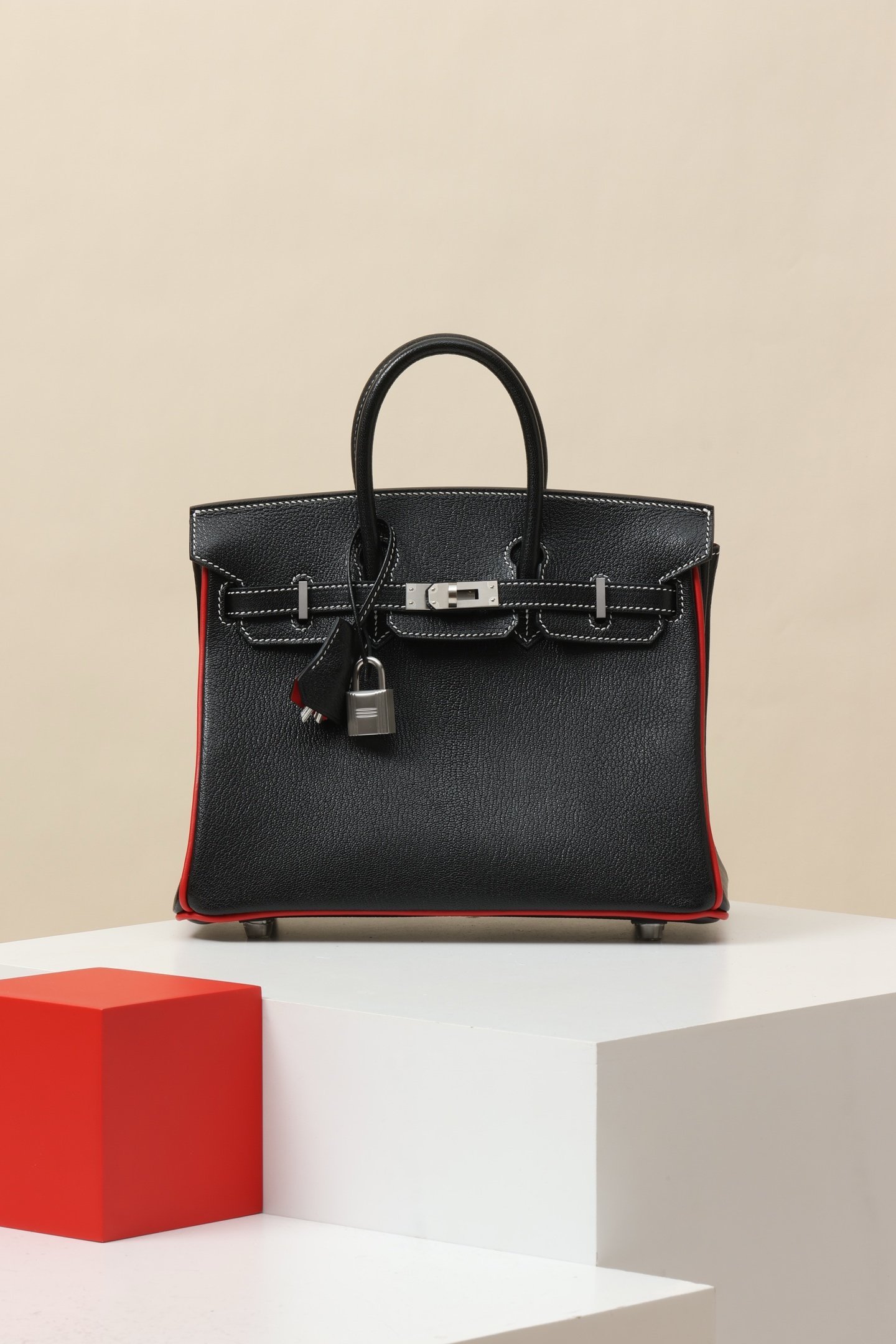 Hermès Birkin 25 Verso detail image 1 sourced from womanlvbag.com