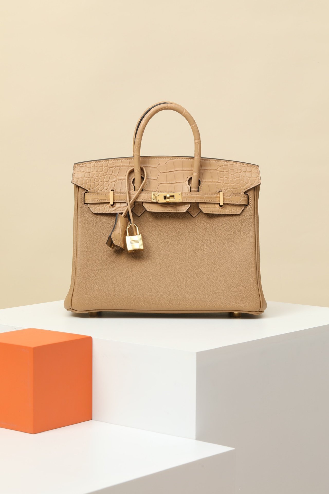 Hermès Birkin 25 Touch detail image 1 sourced from womanlvbag.com