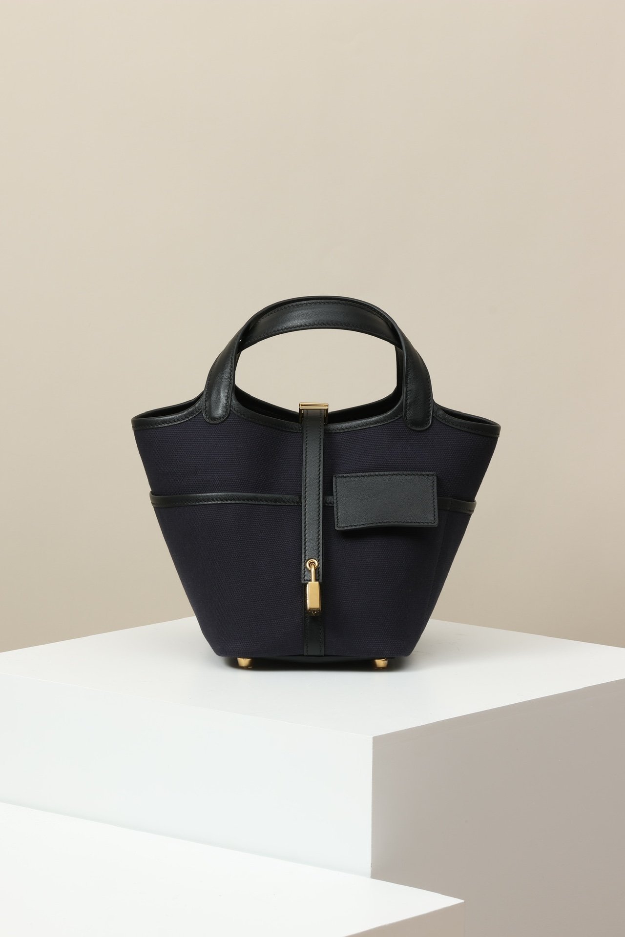Hermès Picotin Lock 18 Cargo – Swift & Toile Goeland Noir (89) / Bleu Nuit (2Z) GHW comparison image 2 sourced from womanlvbag.com