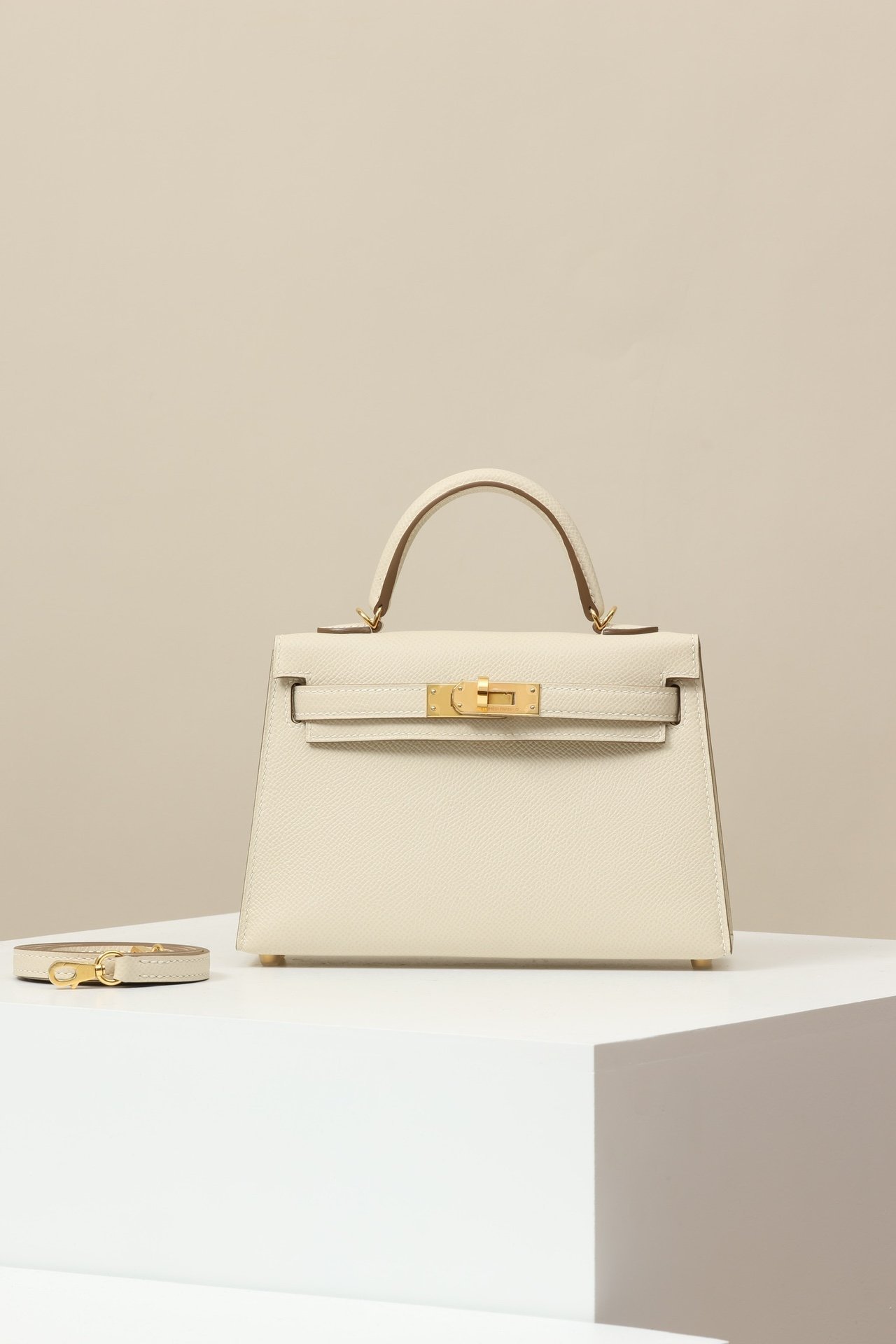 Hermès Mini Kelly 19 Generation II (Sellier) detail image 1 sourced from womanlvbag.com