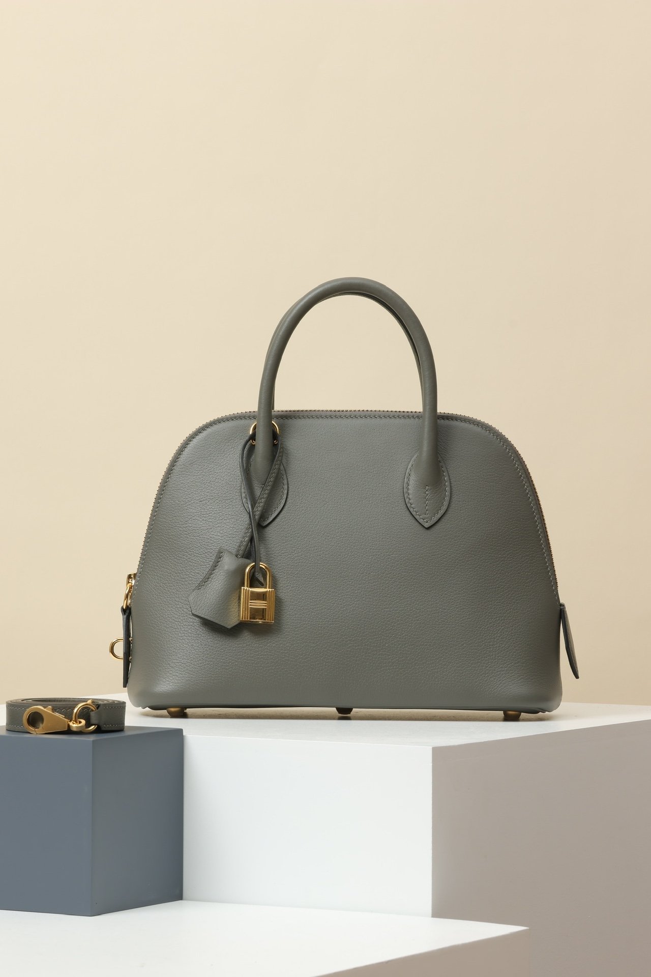 Bolide 1923 25 detail image 1 sourced from womanlvbag.com