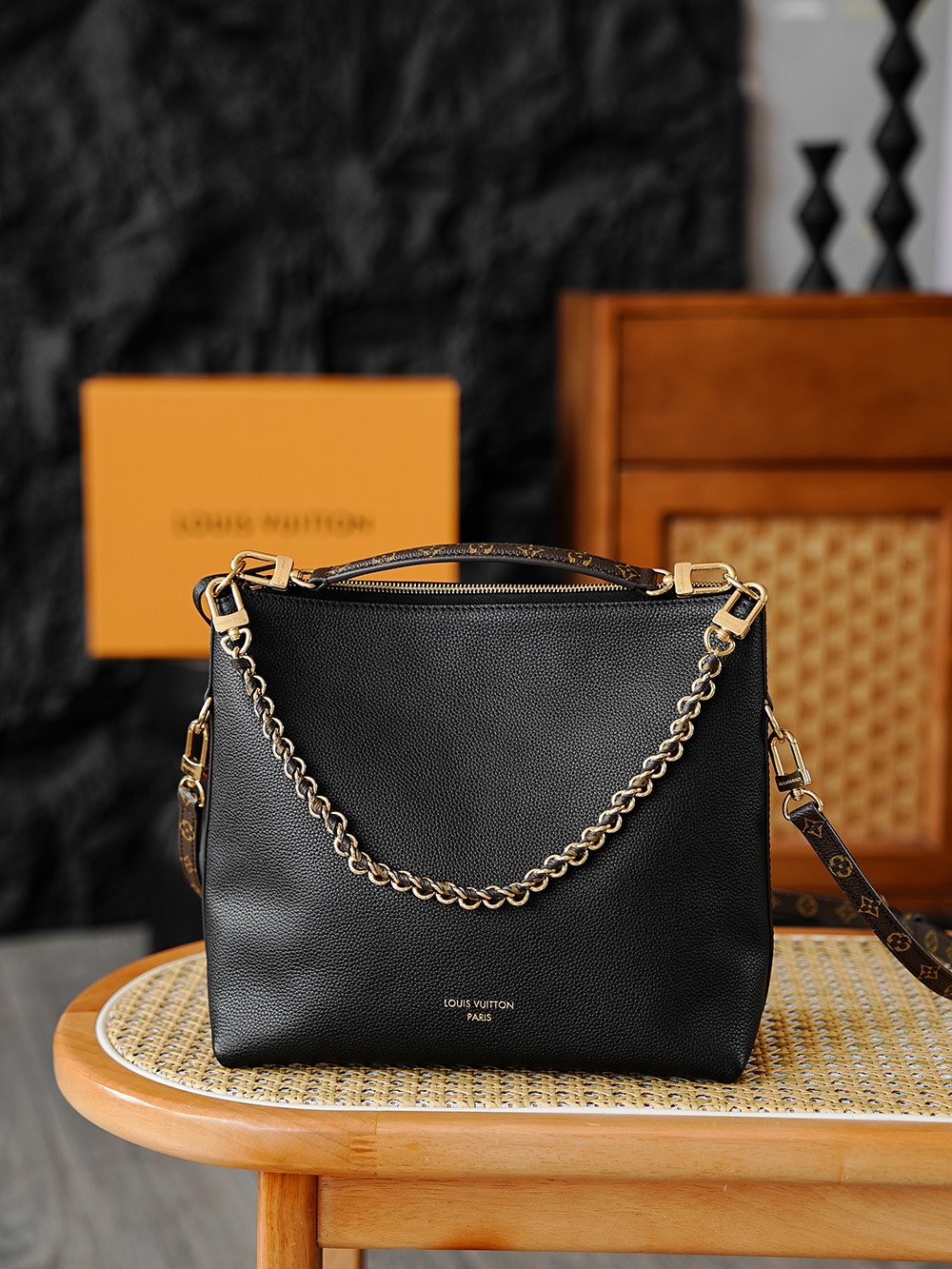 M28029 detail image 1 sourced from womanlvbag.com