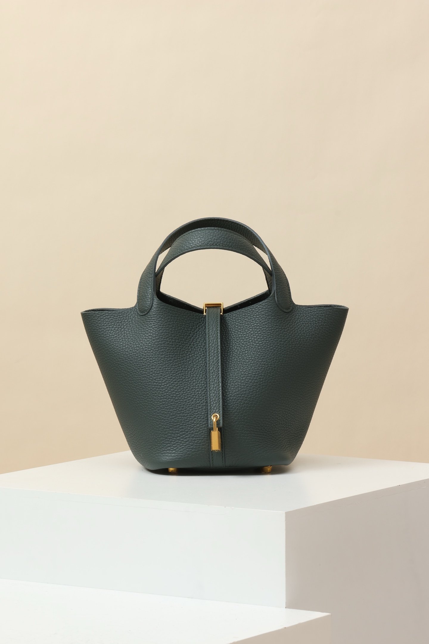 Hermès Picotin Lock 18 – Taurillon Clemence Q0 Vert Cyprès GHW detail image 1 sourced from womanlvbag.com