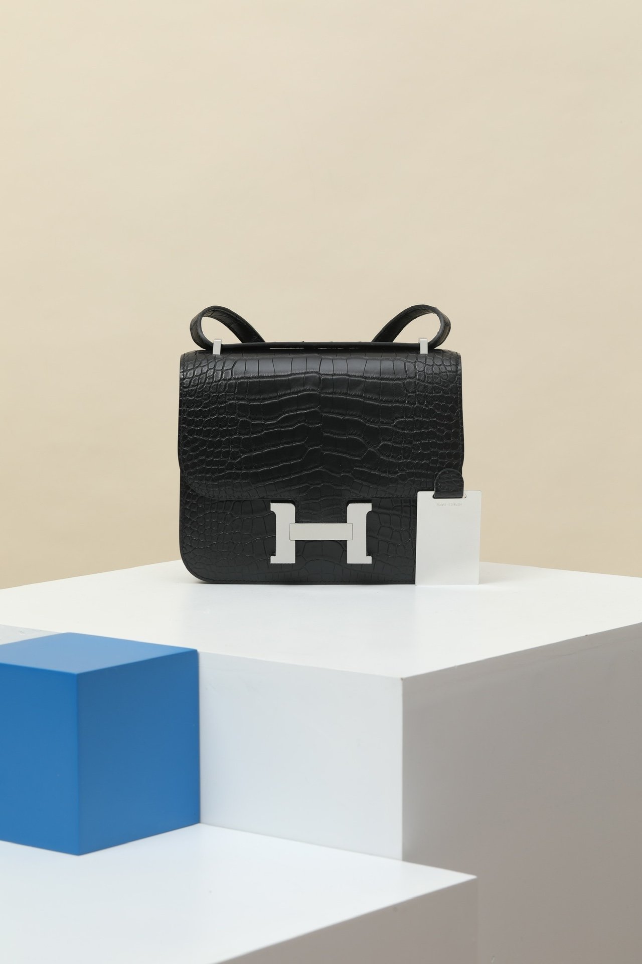 Hermès Constance 19 – Matte Alligator 89 Noir PHW detail image 1 sourced from womanlvbag.com
