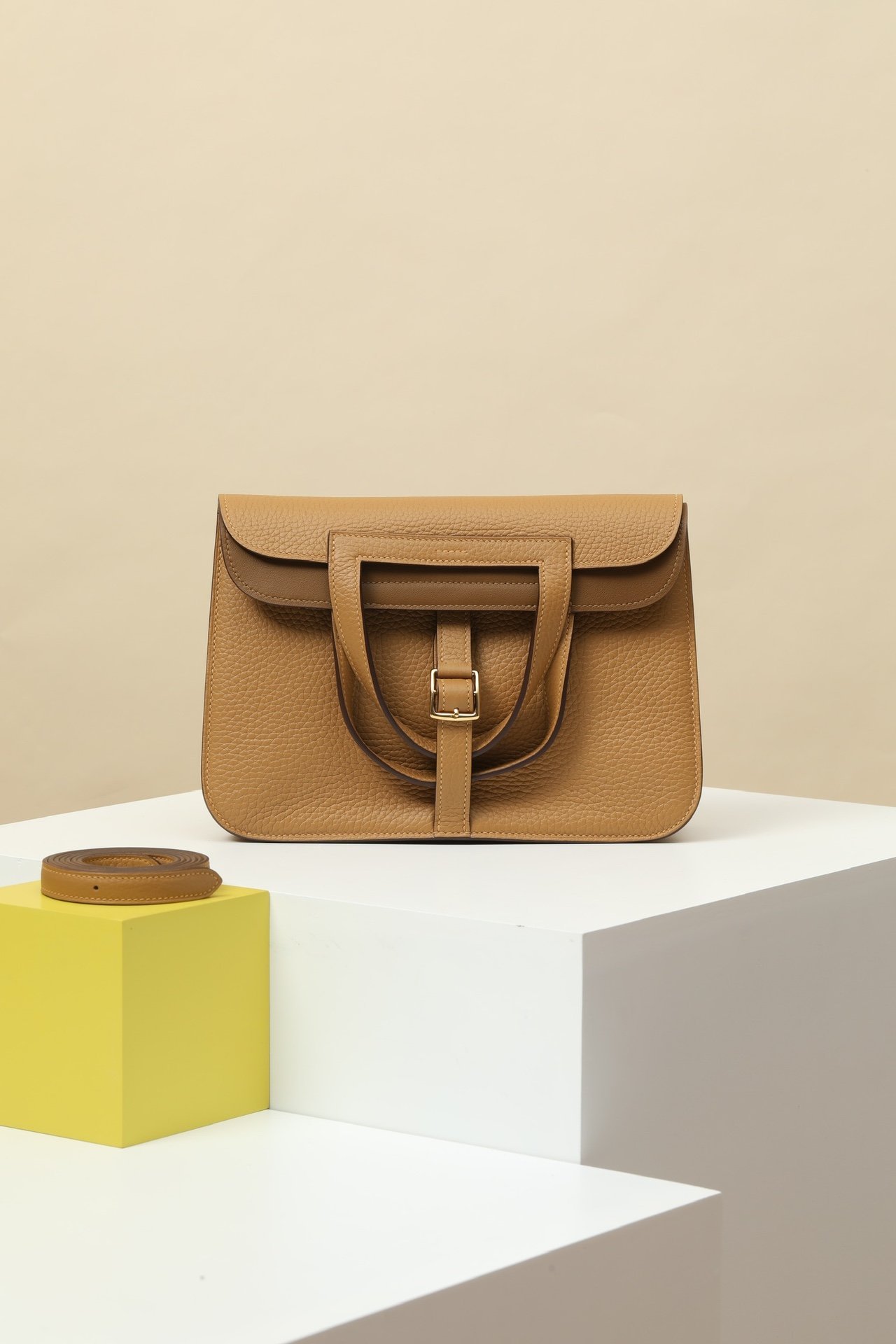 Hermès Halzan 25 detail image 1 sourced from womanlvbag.com