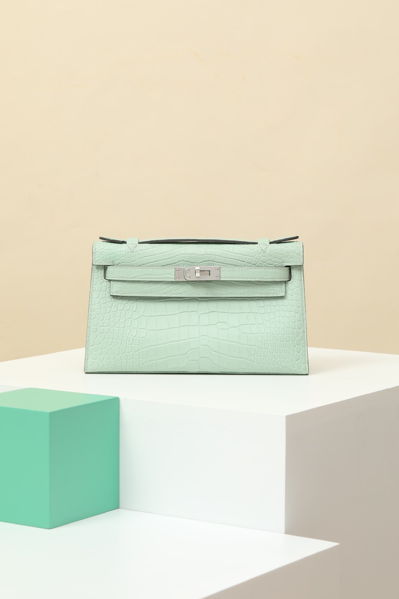 Hermès Mini Kelly 22, Generation I detail image 1 sourced from womanlvbag.com