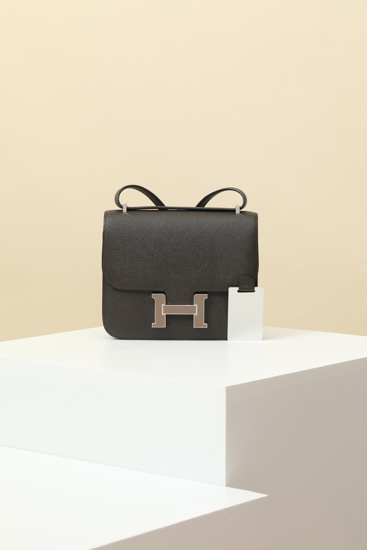 Hermès Constance 19 – Epsom Calfskin 4C Écorce Enamel Clasp detail image 1 sourced from womanlvbag.com