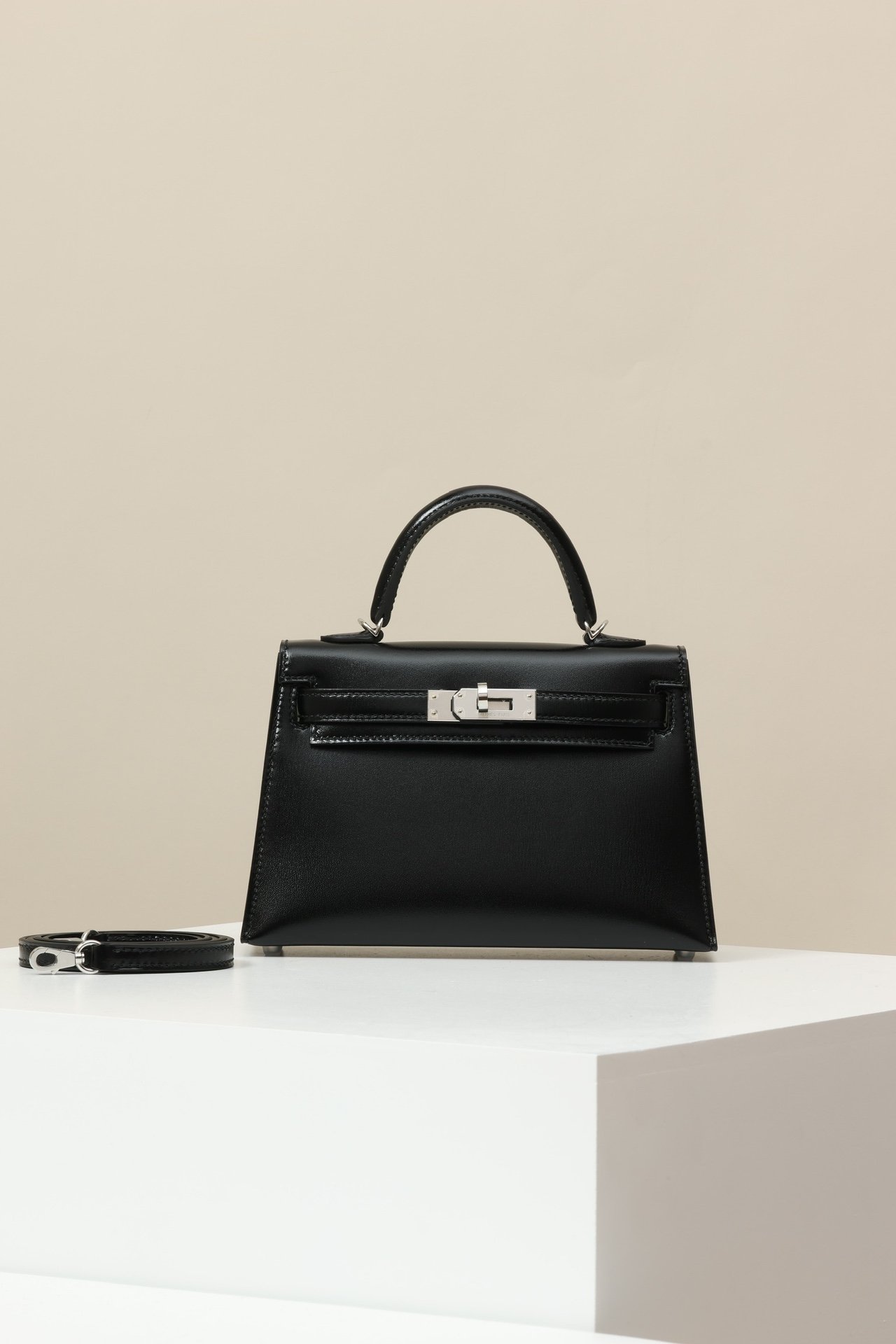 Hermès Mini Kelly II (Generation 2) detail image 1 sourced from womanlvbag.com