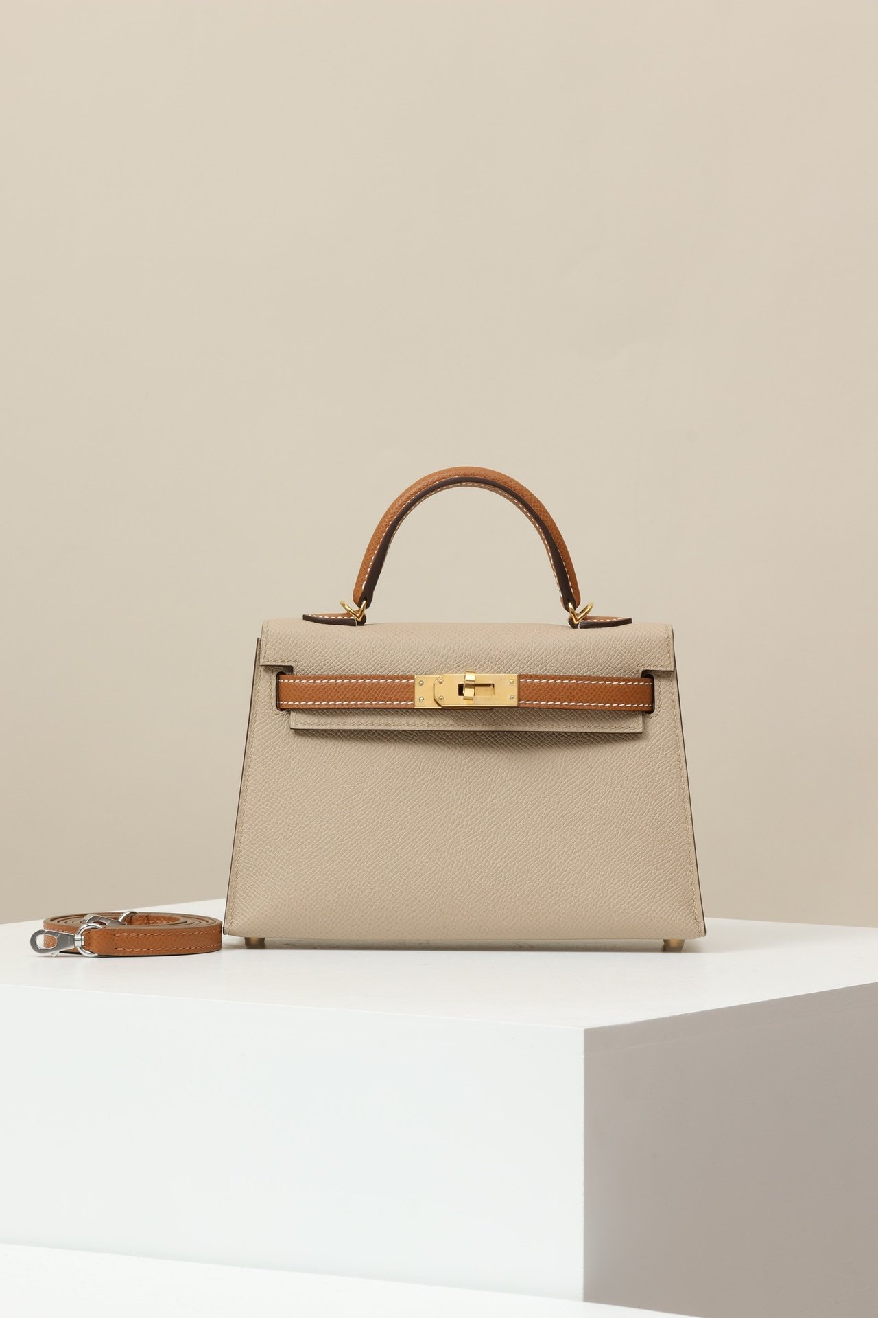 Hermès Mini Kelly 19 Generation II (G2) detail image 1 sourced from womanlvbag.com