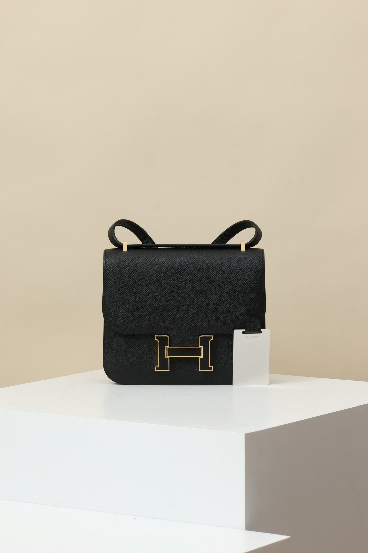 Hermès Constance 19 – Epsom Calfskin 89 Noir Enamel H Buckle detail image 1 sourced from womanlvbag.com