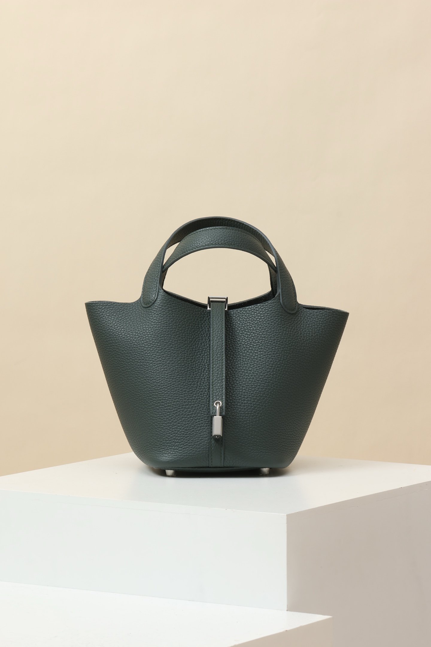 Hermès Picotin Lock 18 detail image 1 sourced from womanlvbag.com