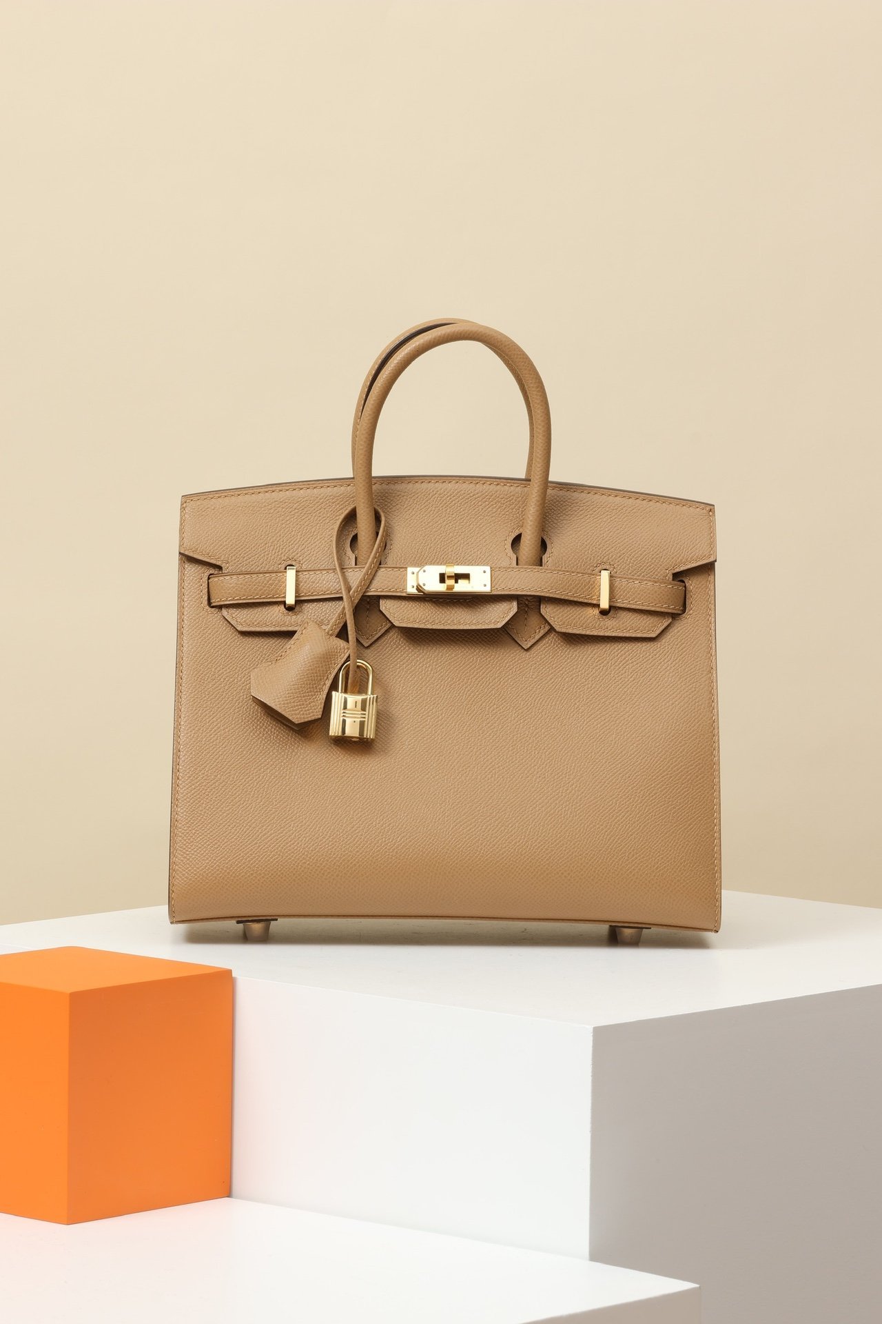 Hermès Birkin 25 (B25) detail image 1 sourced from womanlvbag.com
