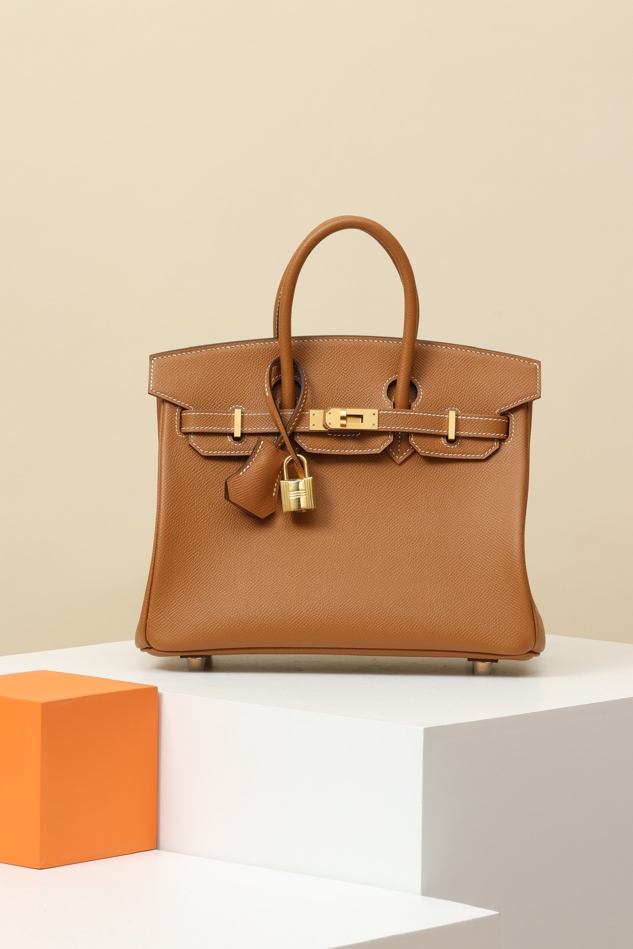 Hermès Birkin 25 in CK37 Gold (a classic brown/tan color) with Gold Hardware (GHW) detail image 1 sourced from womanlvbag.com