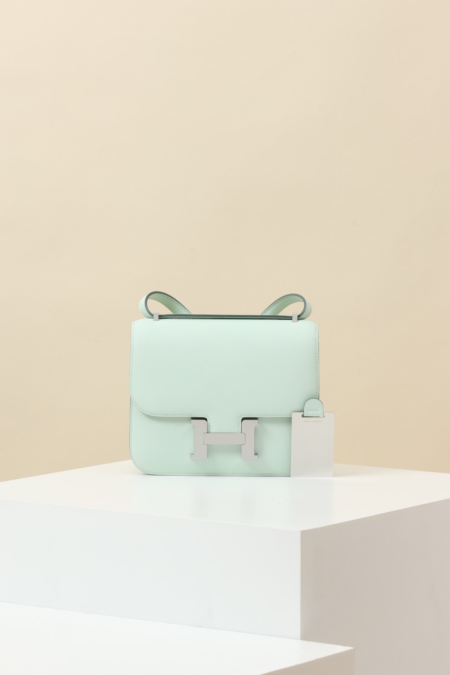 Hermès Constance 19 – Swift Calfskin N3 Vert Menthe PHW detail image 1 sourced from womanlvbag.com