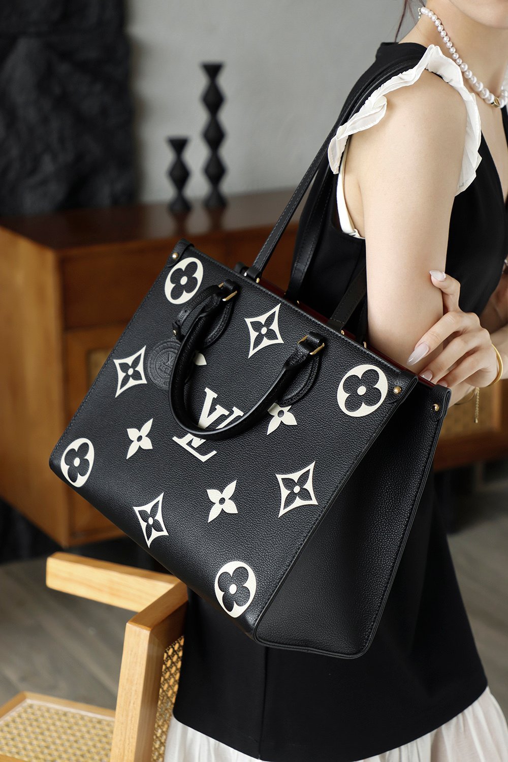 M45495 Model Photos detail image 1 sourced from womanlvbag.com