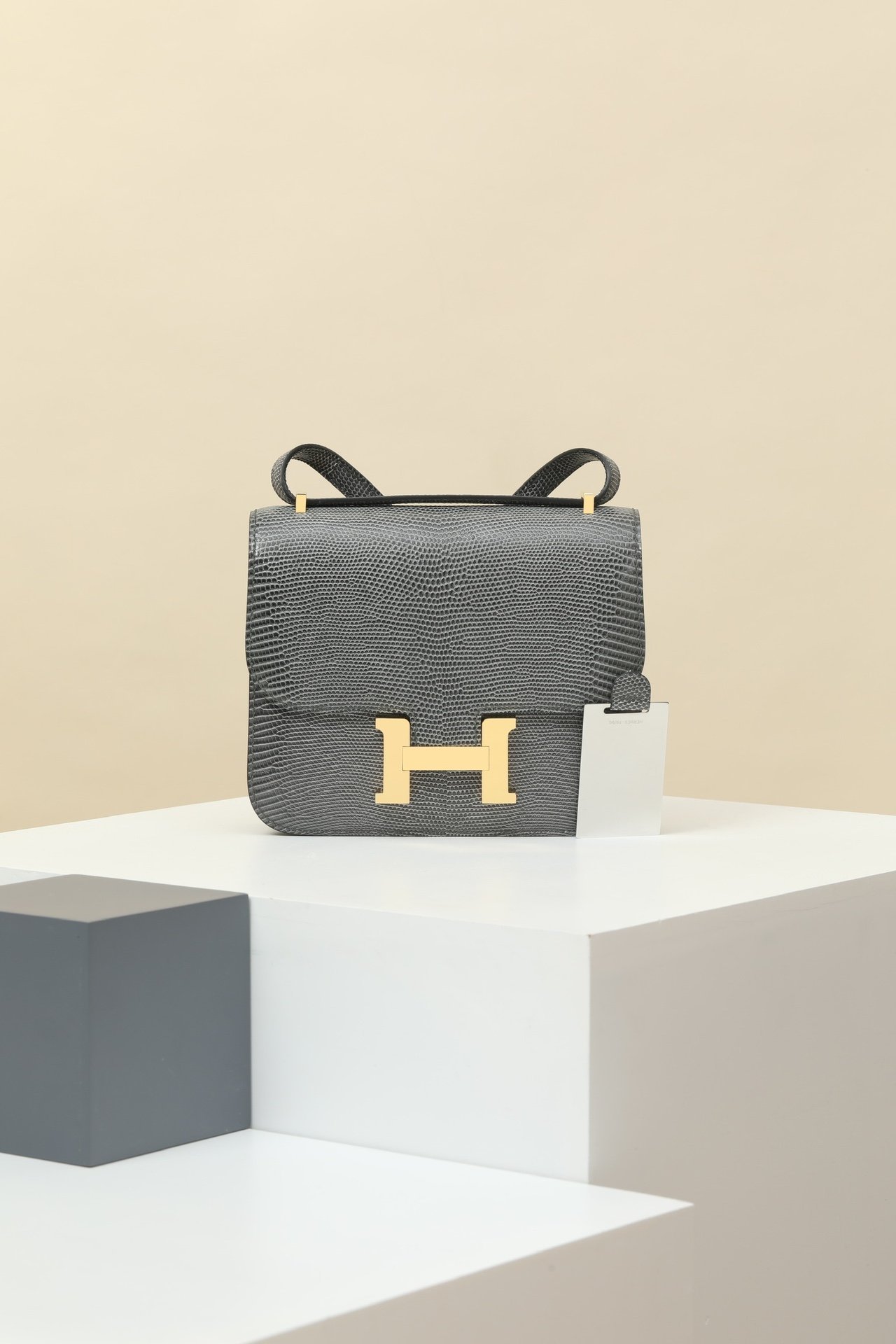 Hermès Constance 19 detail image 1 sourced from womanlvbag.com