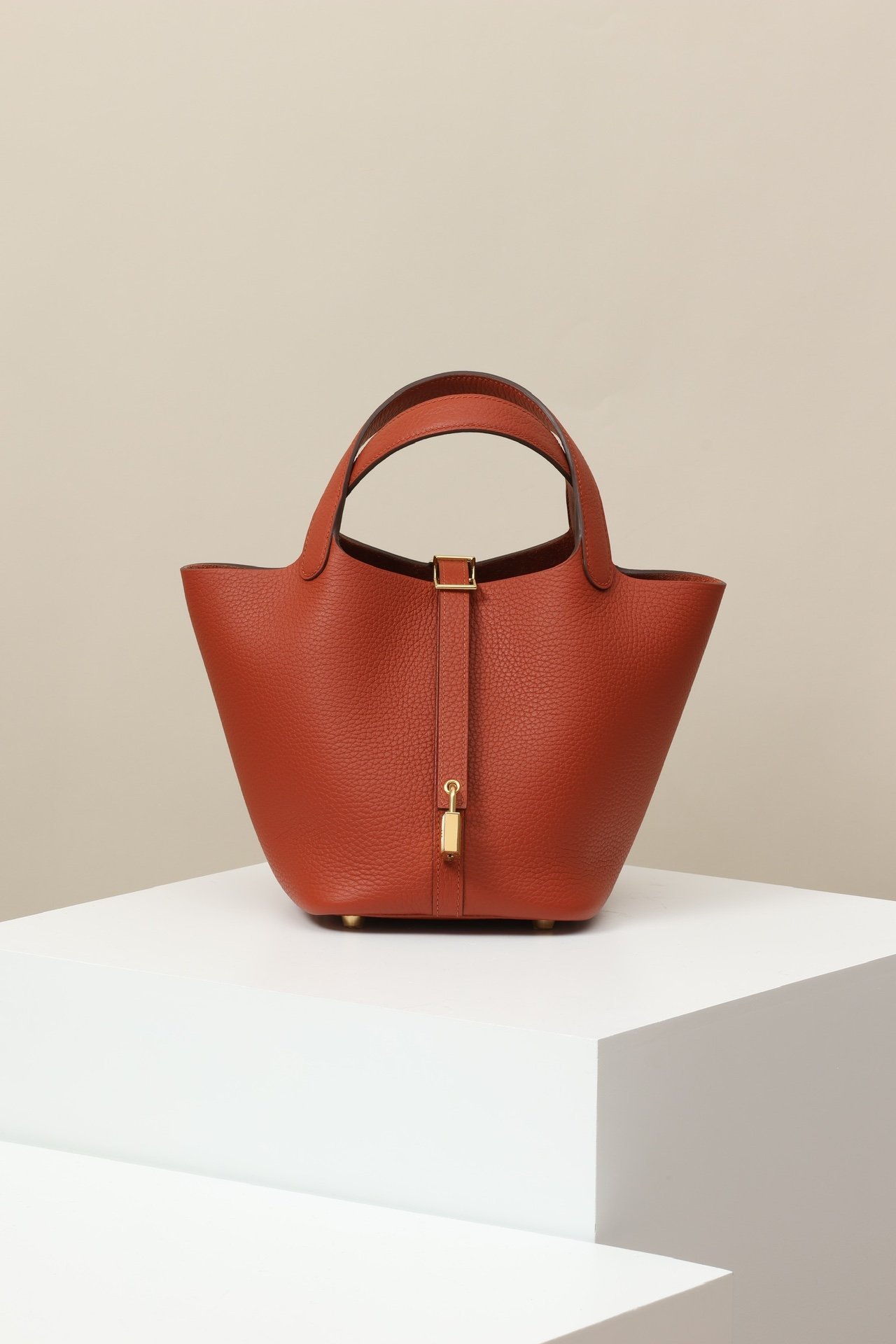 Hermès Picotin Lock 18 – Taurillon Clemence 36 Rouge H GHW detail image 1 sourced from womanlvbag.com