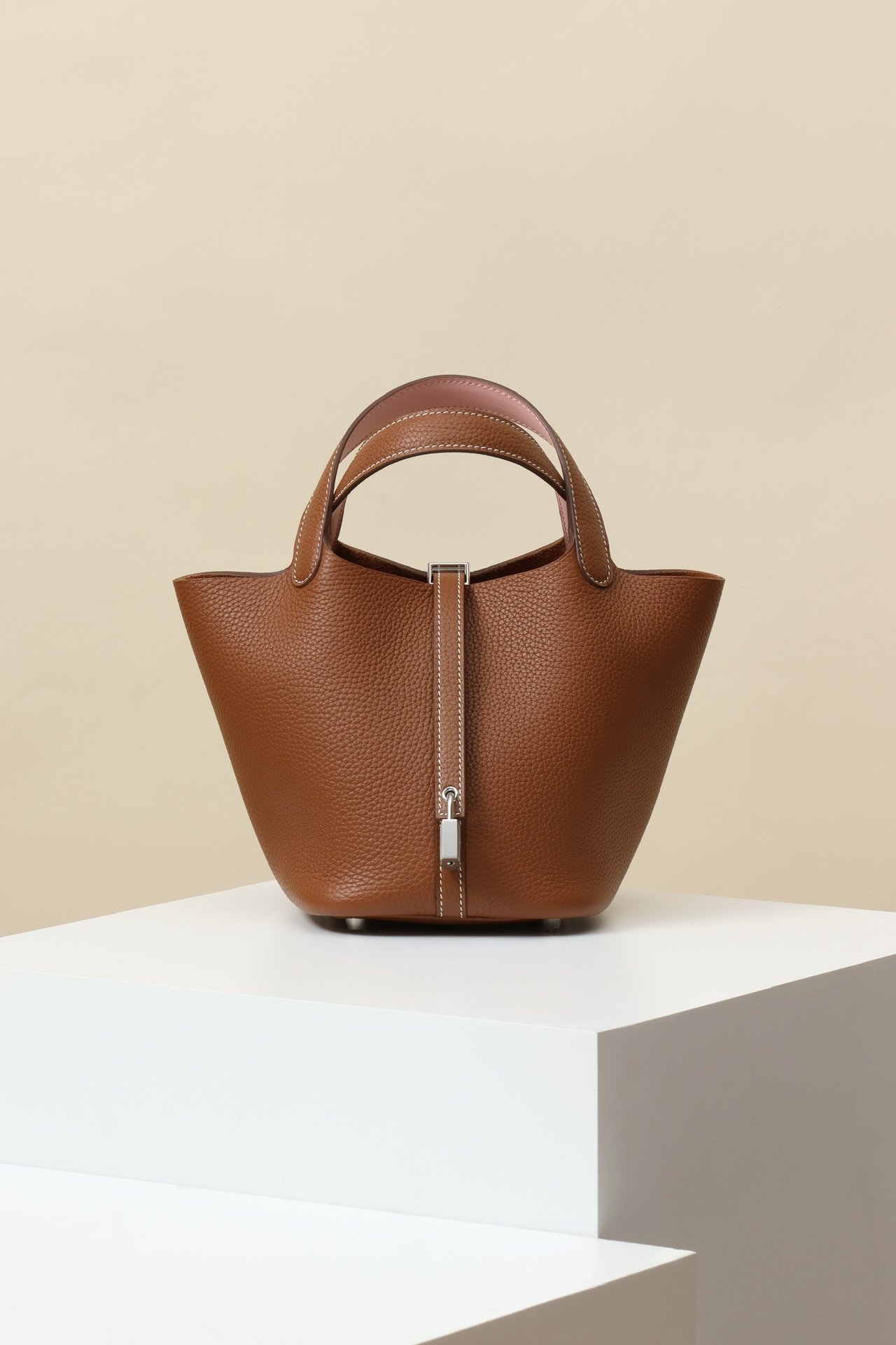 Hermès Picotin Lock 18 Verso – Taurillon Clemence & Swift 37 Gold / 3Q Rose Sakura PHW comparison image 2 sourced from womanlvbag.com