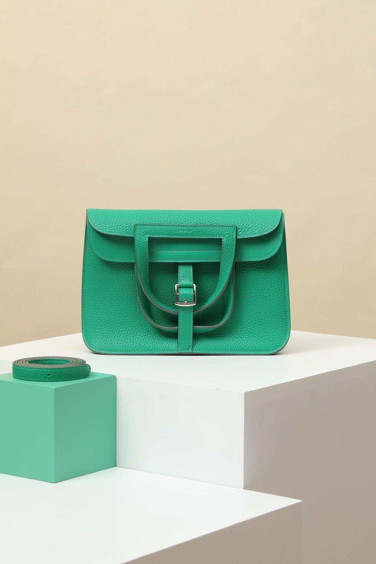 Hermès Halzan 25 detail image 1 sourced from womanlvbag.com