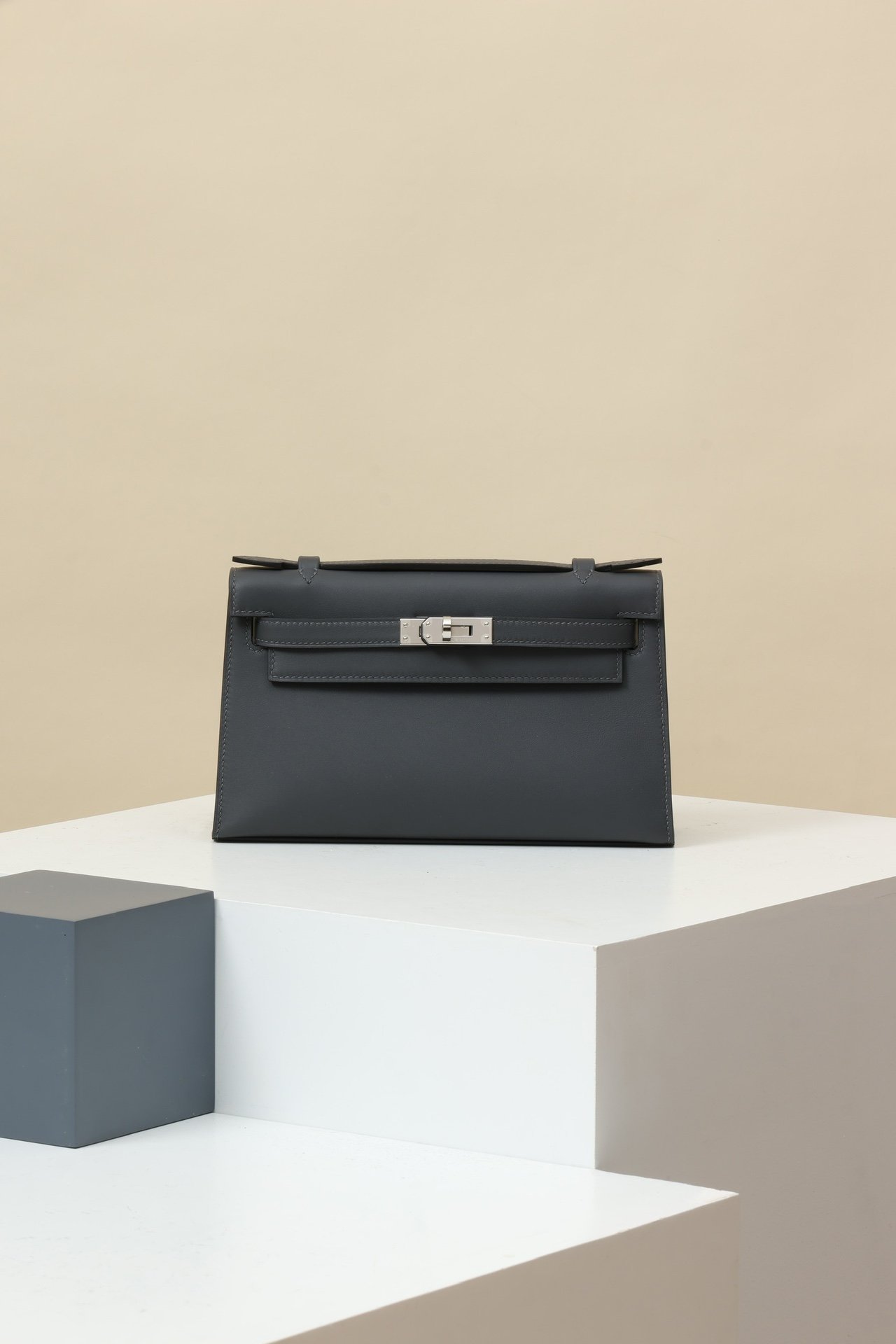 Hermès Mini Kelly 22 (Generation I) detail image 1 sourced from womanlvbag.com
