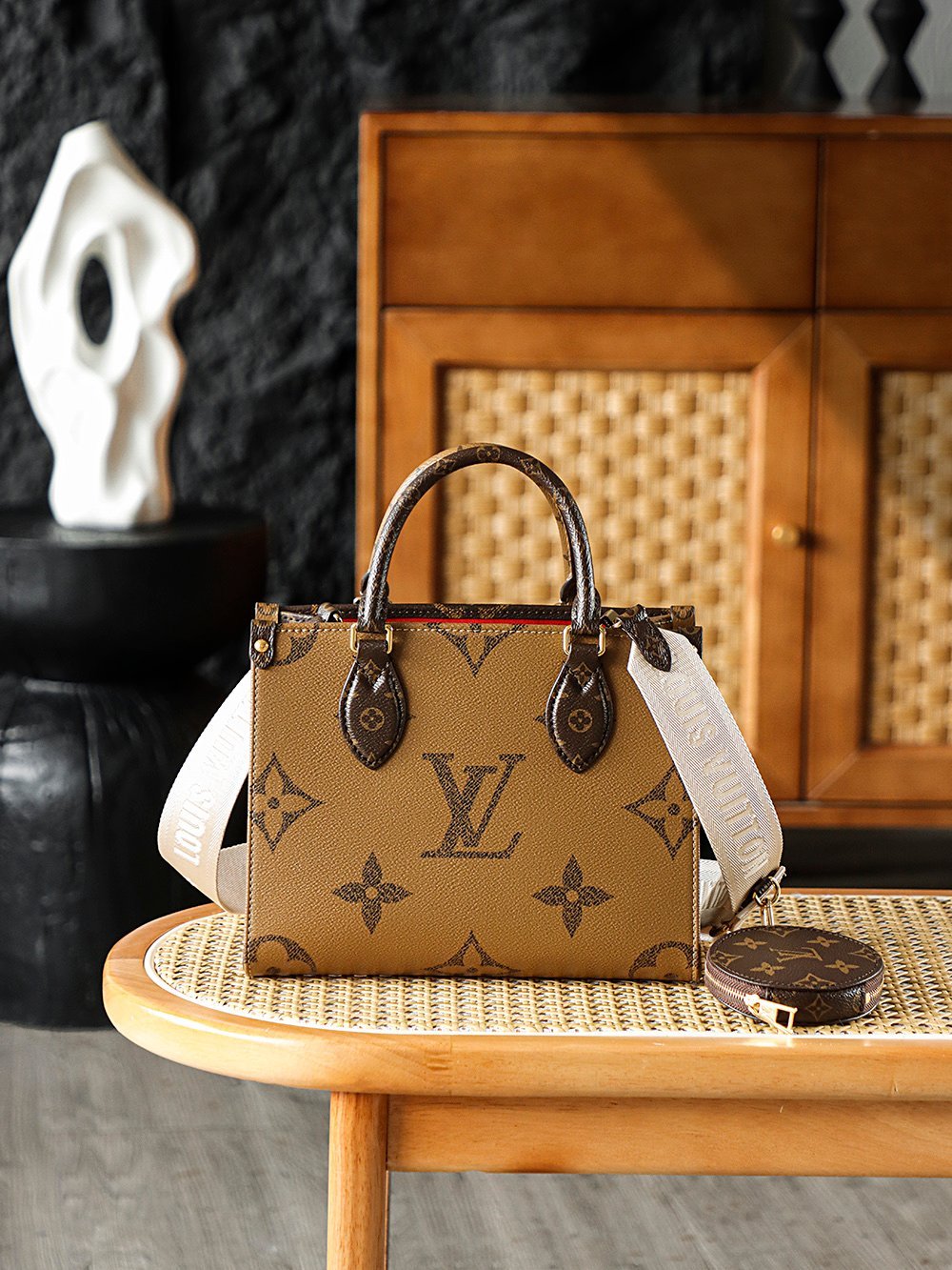 M46373 detail image 1 sourced from womanlvbag.com