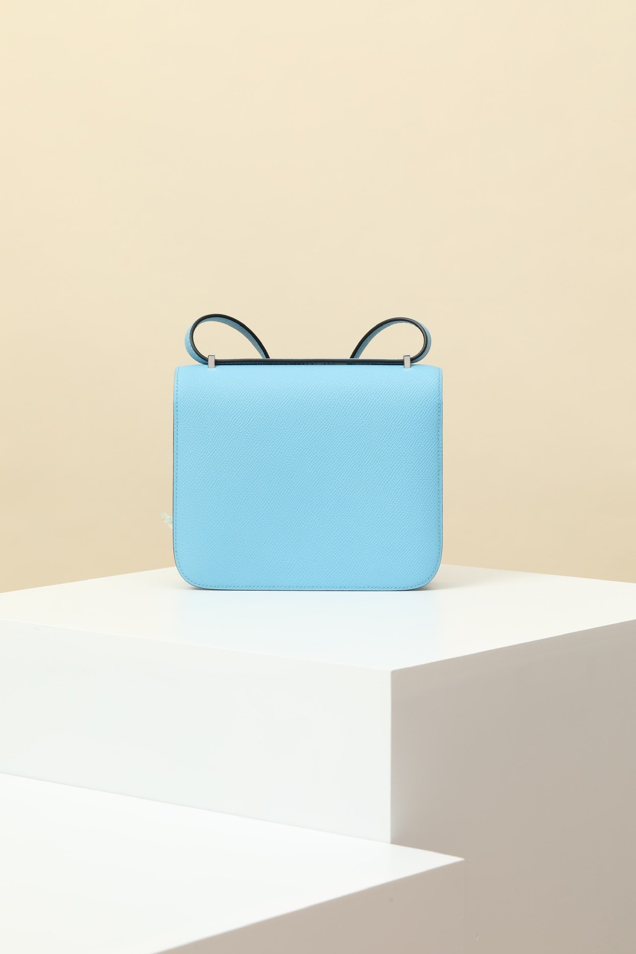 Hermès Constance 19 – Epsom Calfskin 7N Bleu Céleste Enamel Clasp detail image 2 sourced from womanlvbag.com