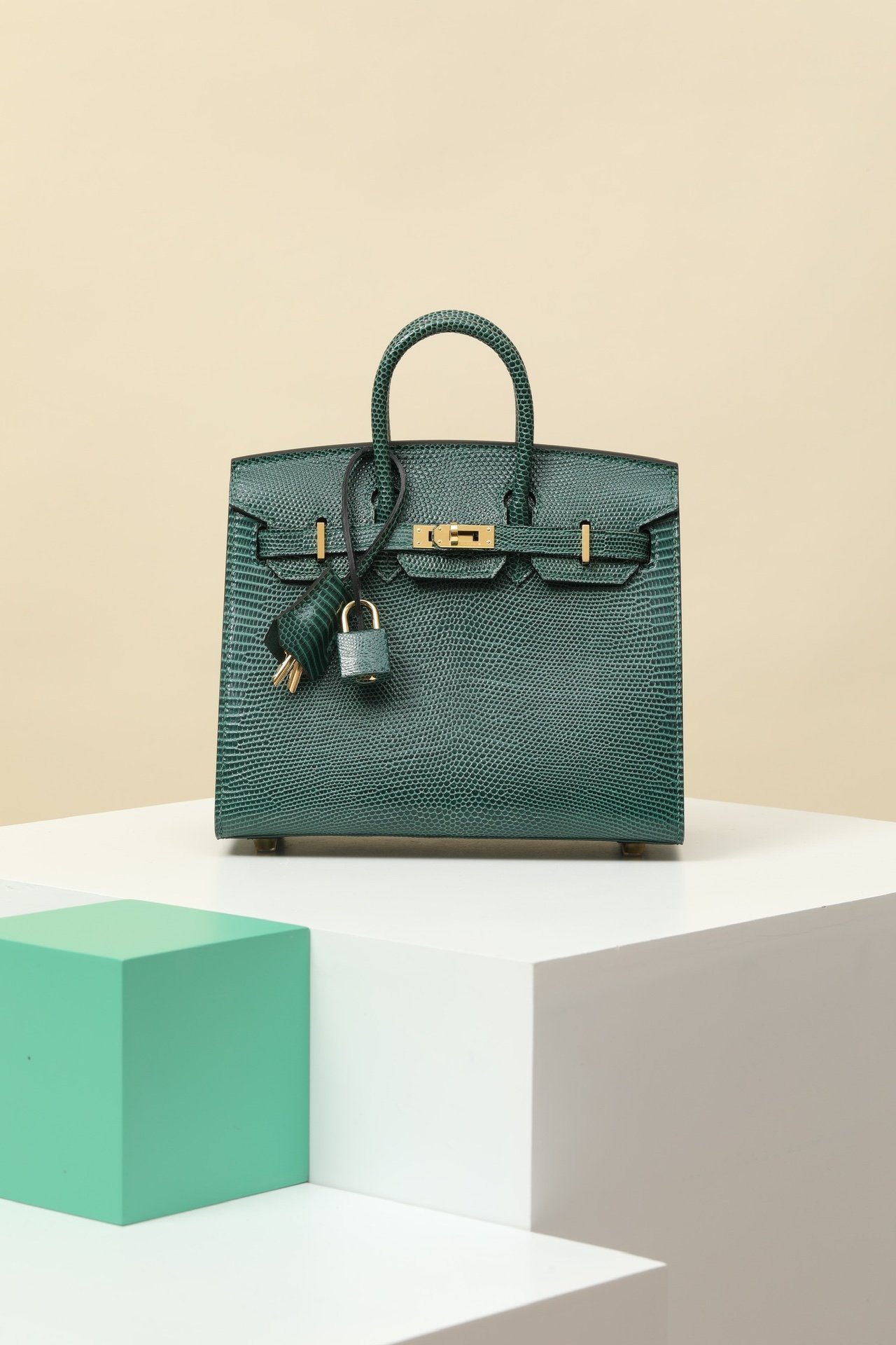 Hermès Birkin 20 detail image 1 sourced from womanlvbag.com