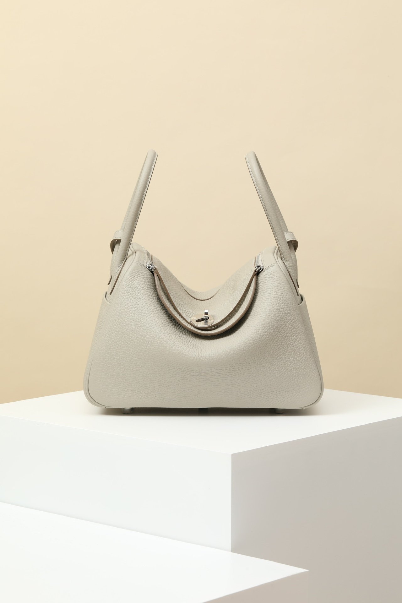 Hermès Lindy 26 detail image 1 sourced from womanlvbag.com