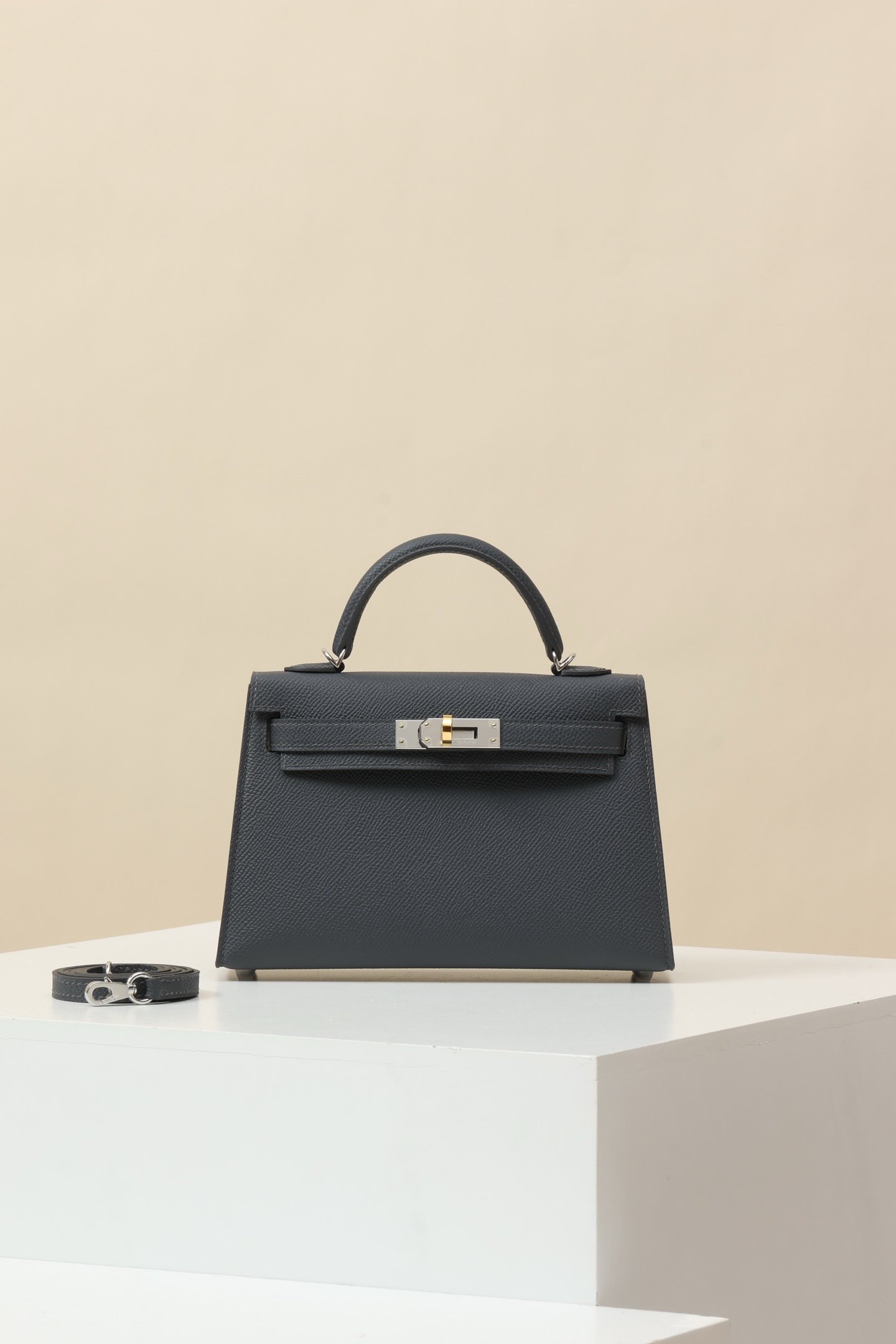 Hermès Mini Kelly 19 Generation II detail image 1 sourced from womanlvbag.com