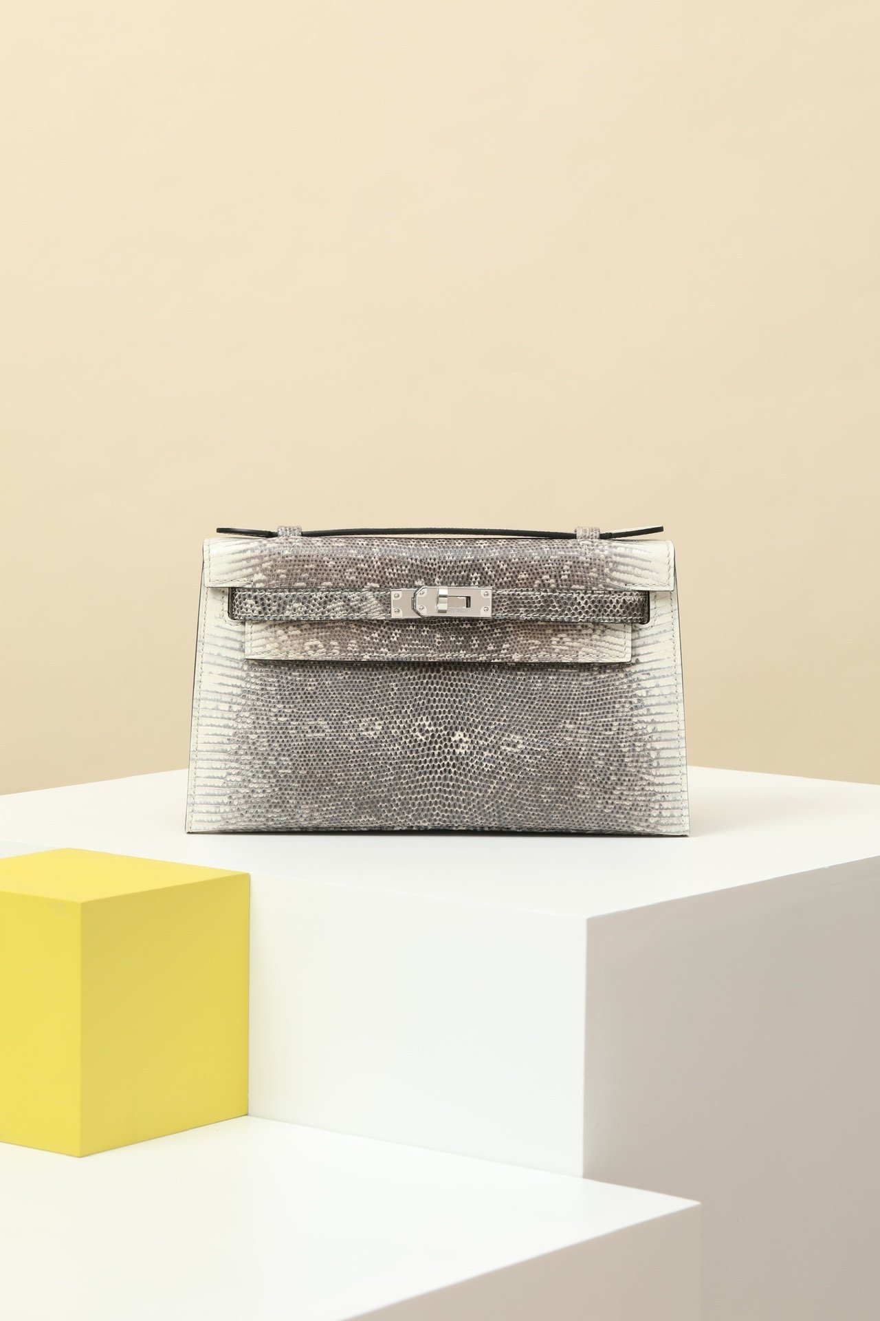 Hermès Mini Kelly 22 (Generation I) detail image 1 sourced from womanlvbag.com