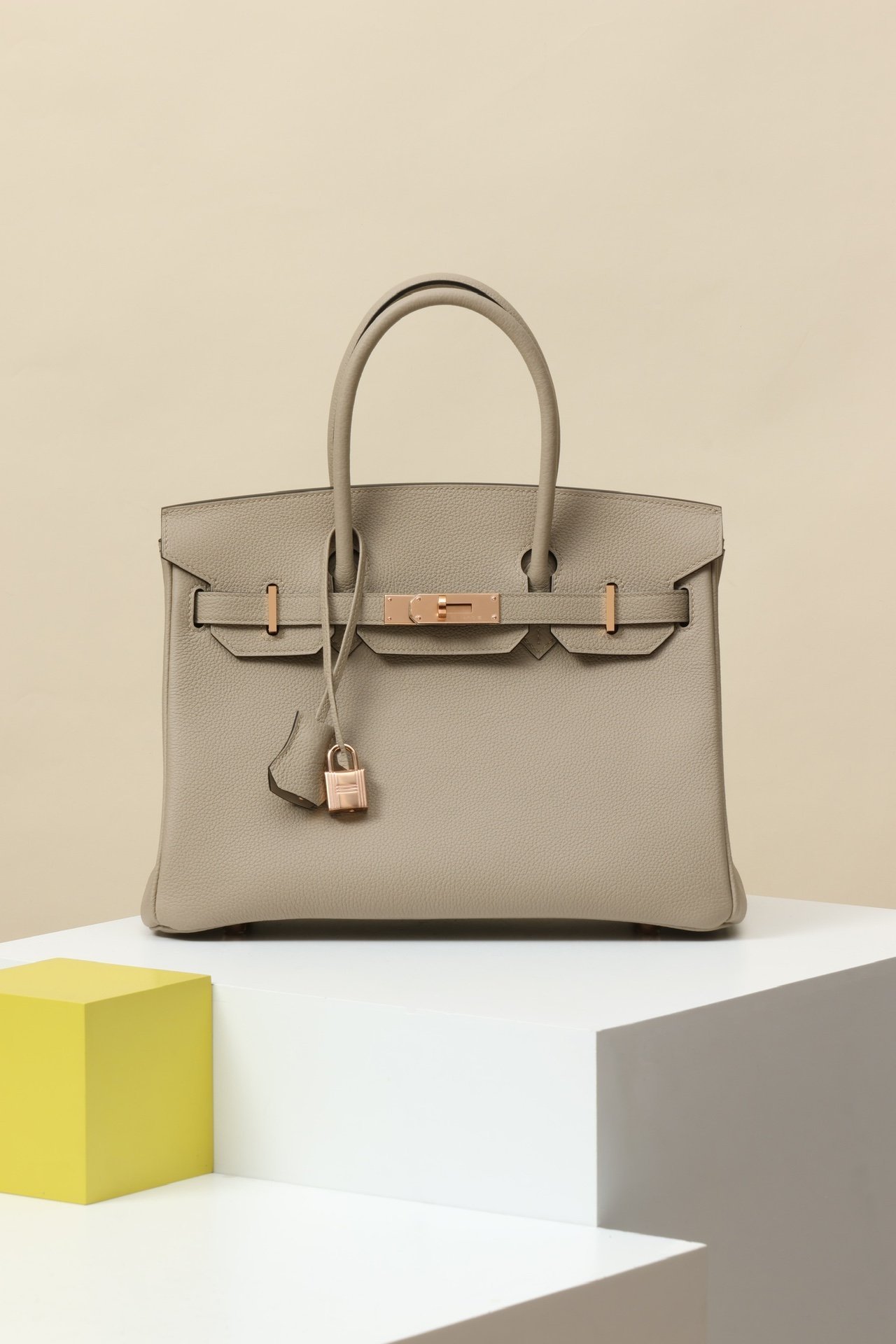 Hermès Birkin 30 detail image 1 sourced from womanlvbag.com