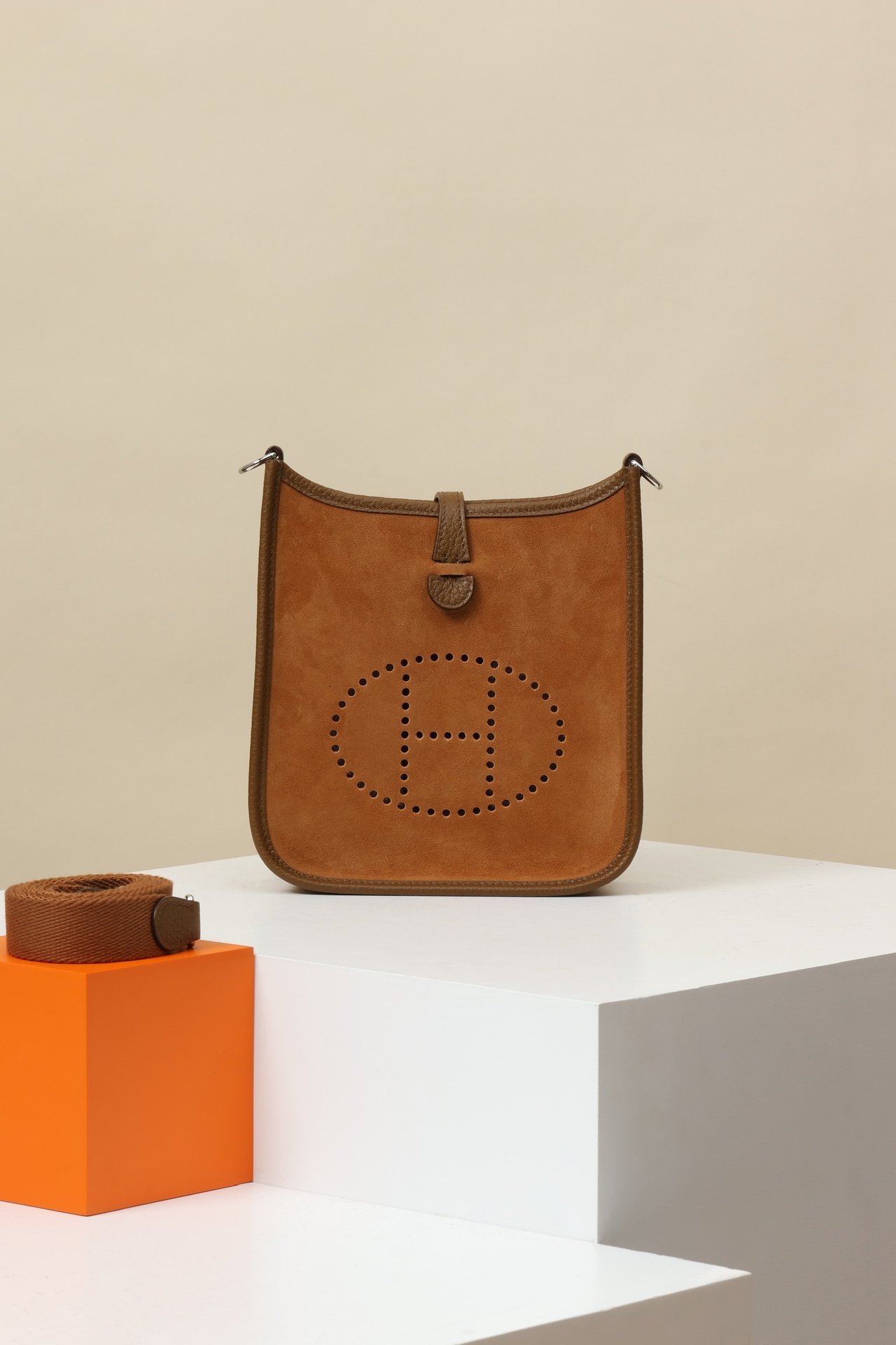 Hermès Evelyne 16 (TPM) detail image 1 sourced from womanlvbag.com