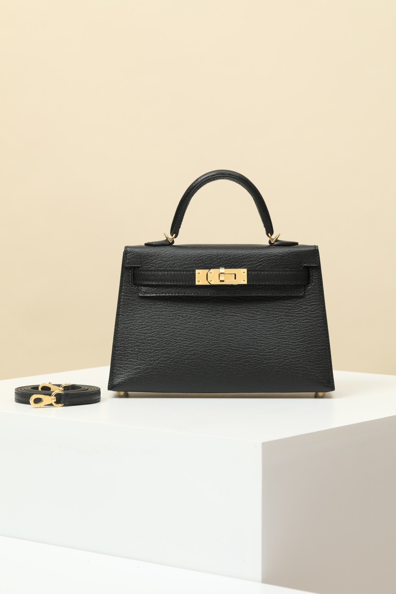 Hermès Mini Kelly II 19 – Chèvre Leather in Noir (89) GHW detail image 1 sourced from womanlvbag.com