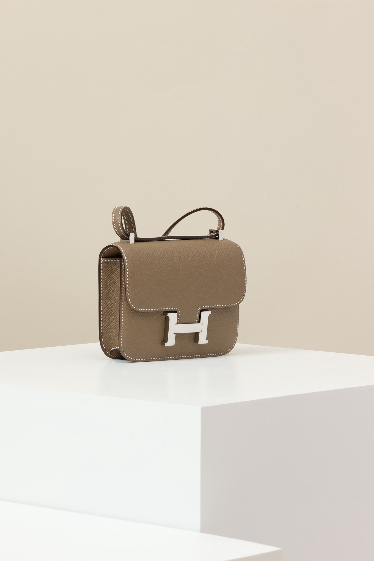 Hermès Constance Chaine – Epsom Calfskin 18 Étoupe PHW detail image 2 sourced from womanlvbag.com