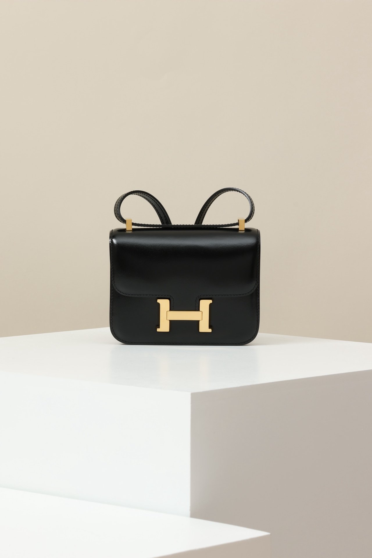 Hermès Constance Chaine – Box Calfskin 89 Noir GHW detail image 1 sourced from womanlvbag.com