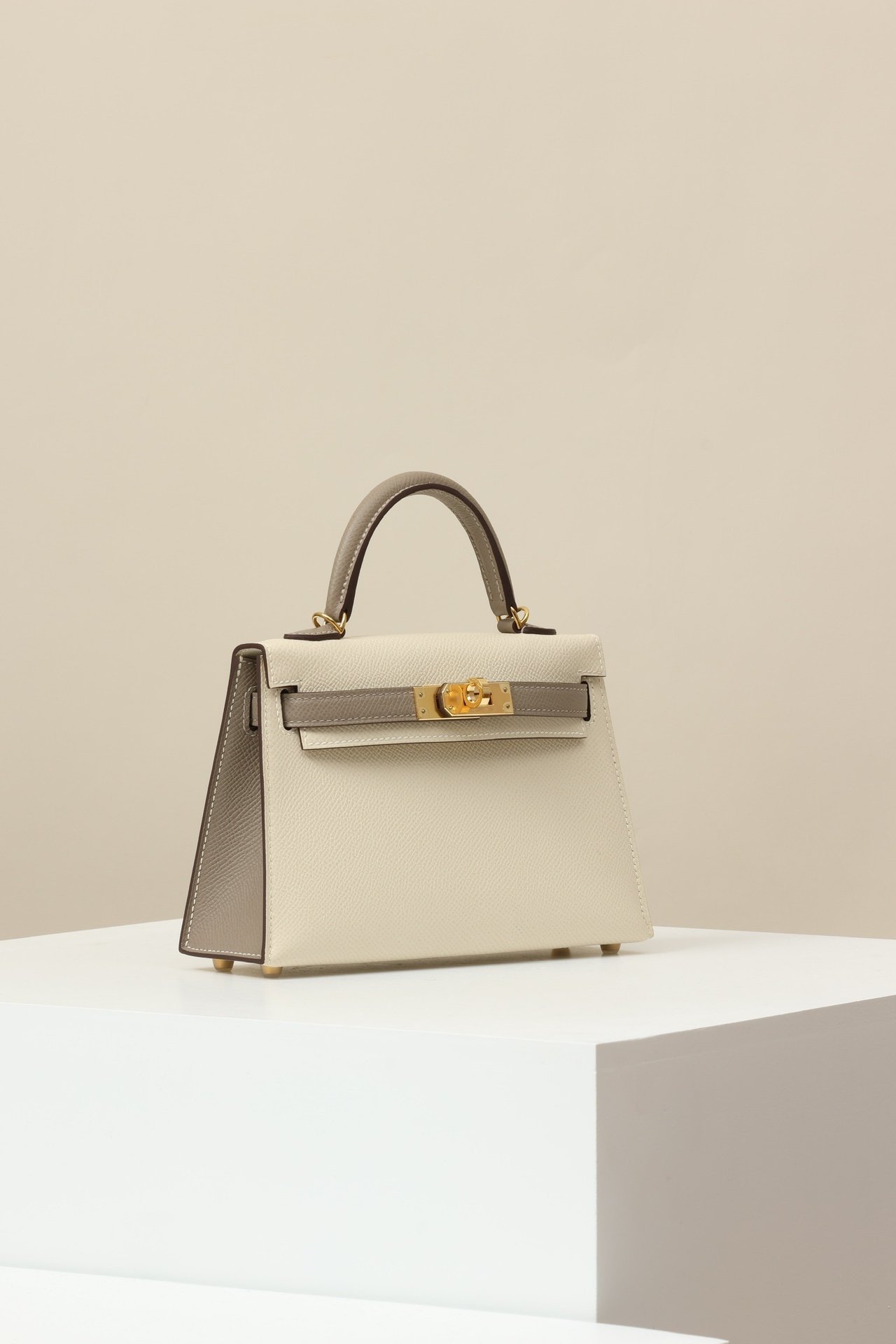 Hermès Mini Kelly 19 G2 Epsom Craie 10 / Gris Asphalte M8 GHW detail image 2 sourced from womanlvbag.com