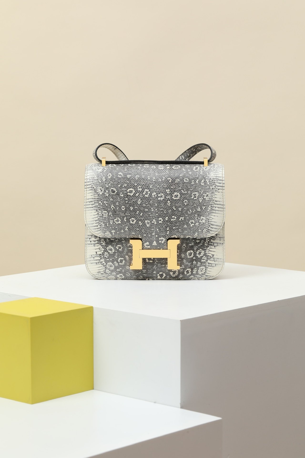 Hermès Constance 19 detail image 1 sourced from womanlvbag.com