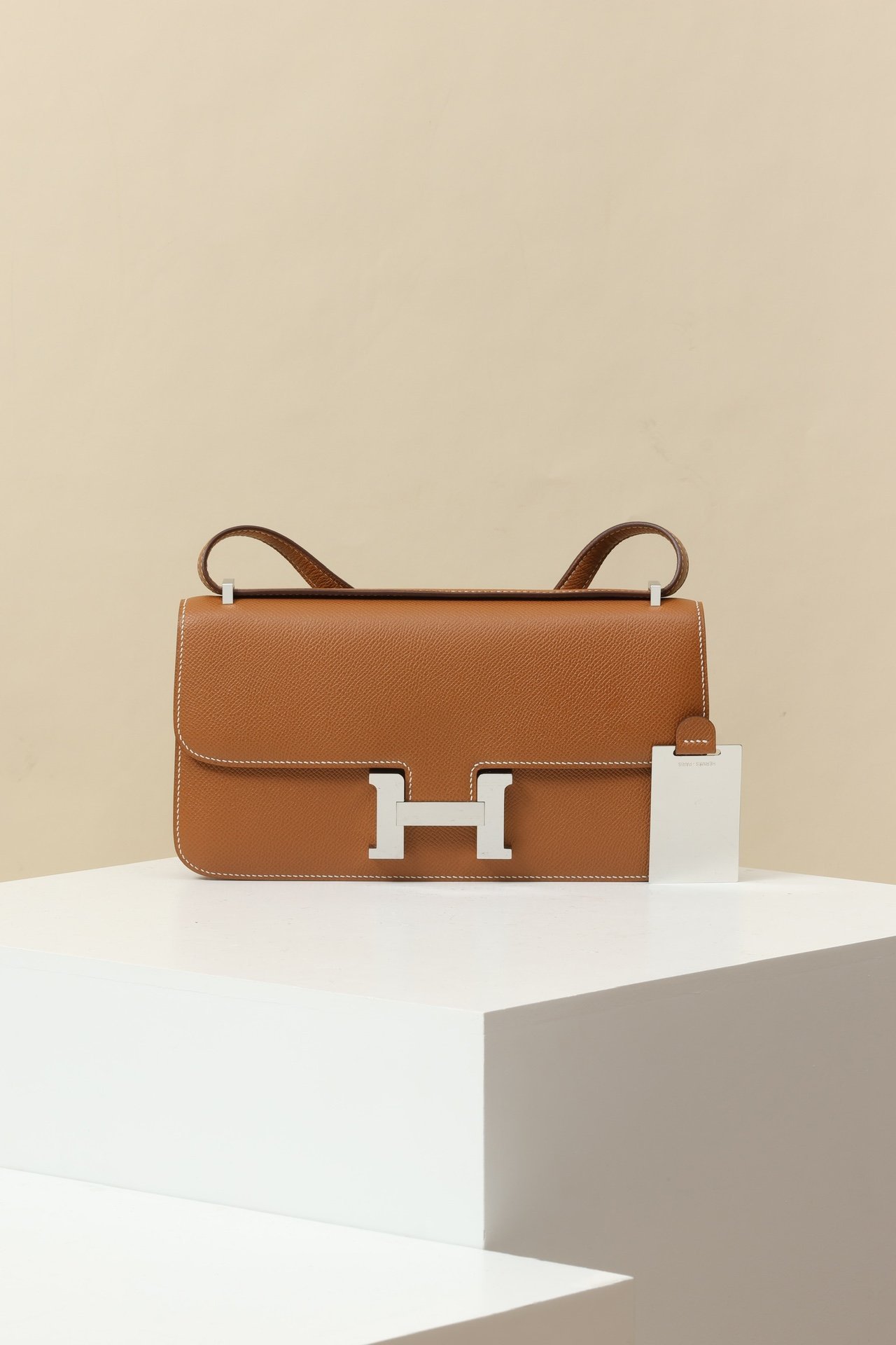 Hermès Constance Elan (24cm) detail image 1 sourced from womanlvbag.com