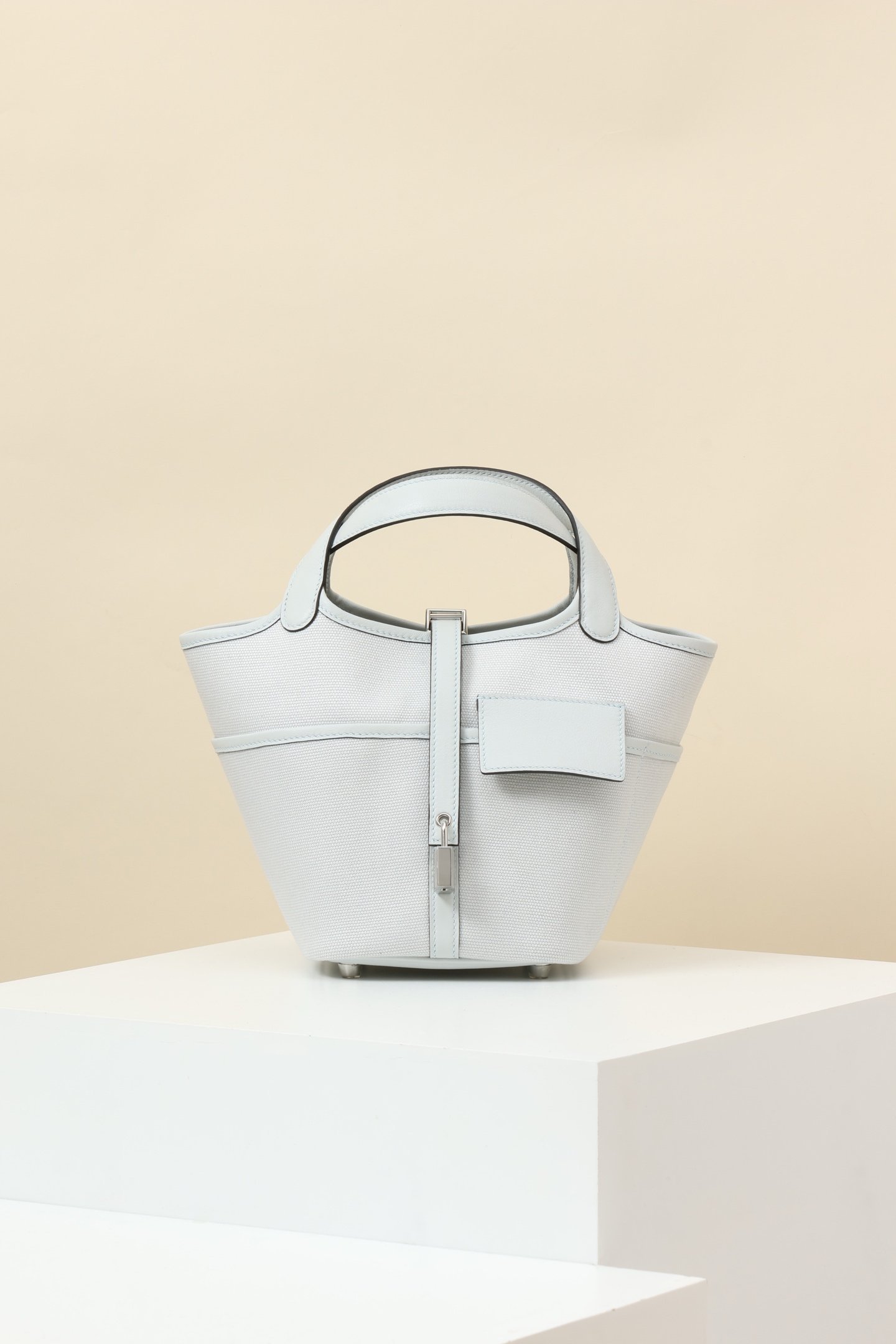 Hermès Picotin Lock 18 Cargo – Swift & Toile Goeland Gris Neige (N4) PHW detail image 1 sourced from womanlvbag.com