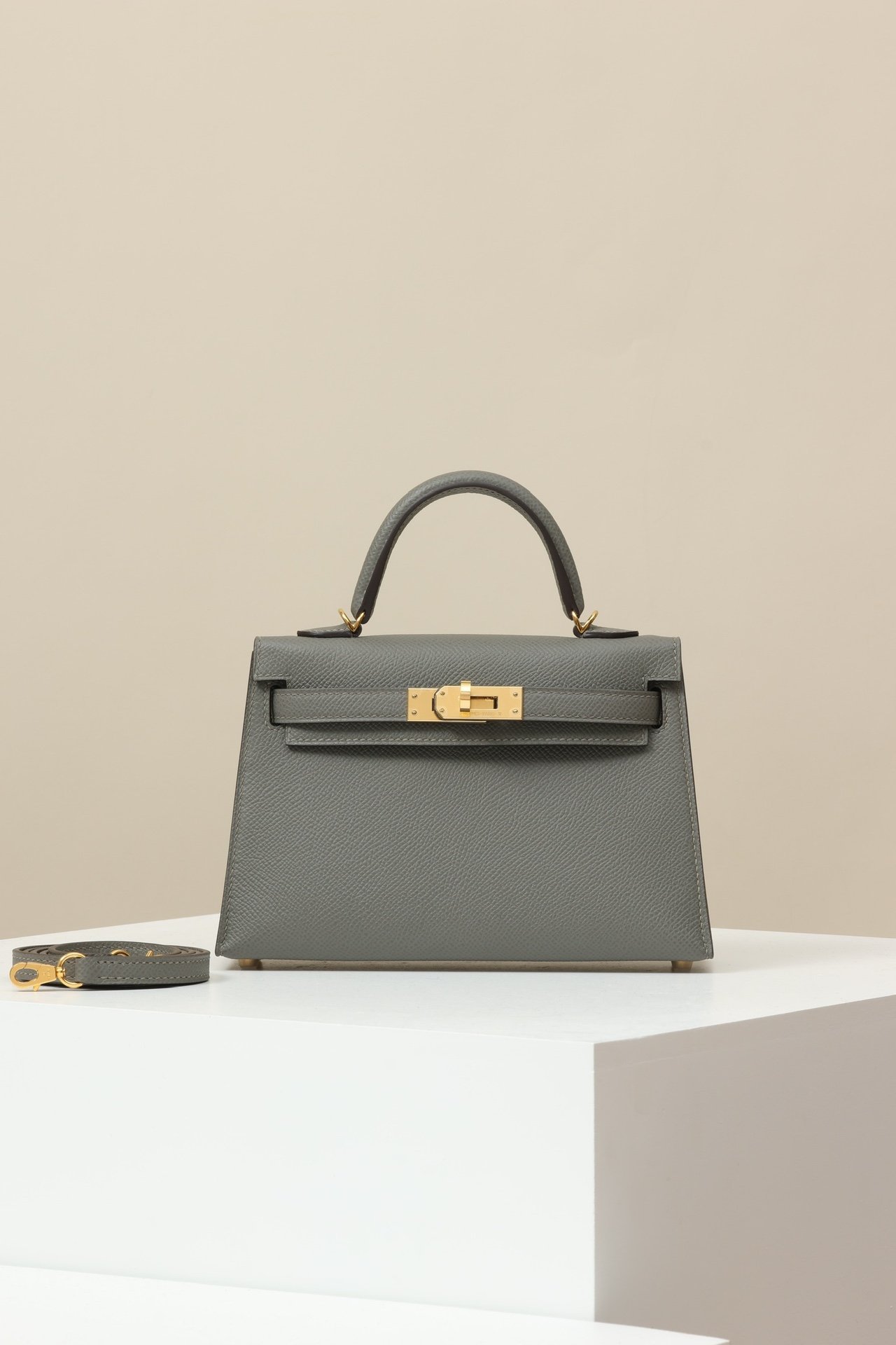 Hermès Mini Kelly 19 Generation II (G2) detail image 1 sourced from womanlvbag.com