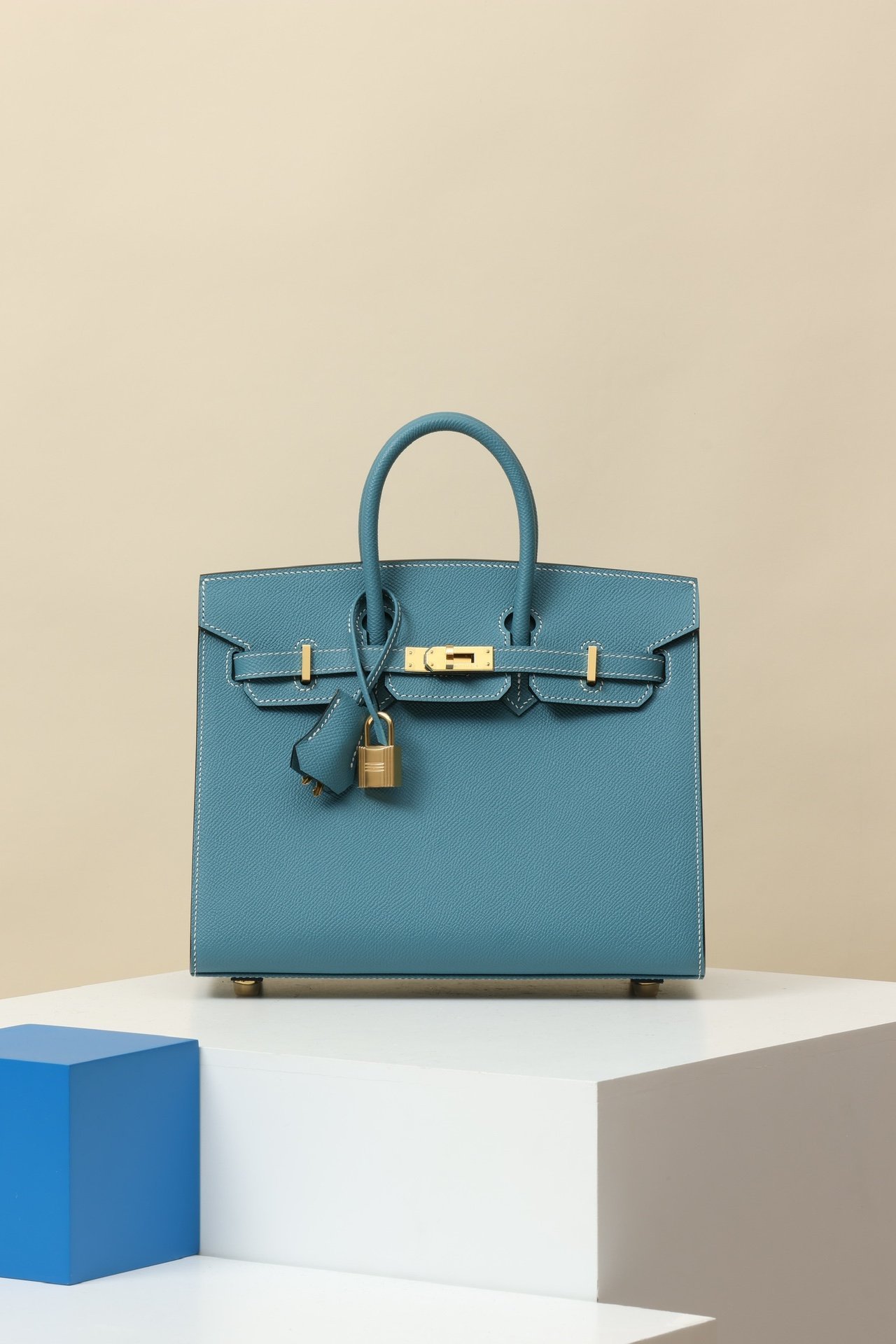 Birkin 25 (B25) detail image 1 sourced from womanlvbag.com