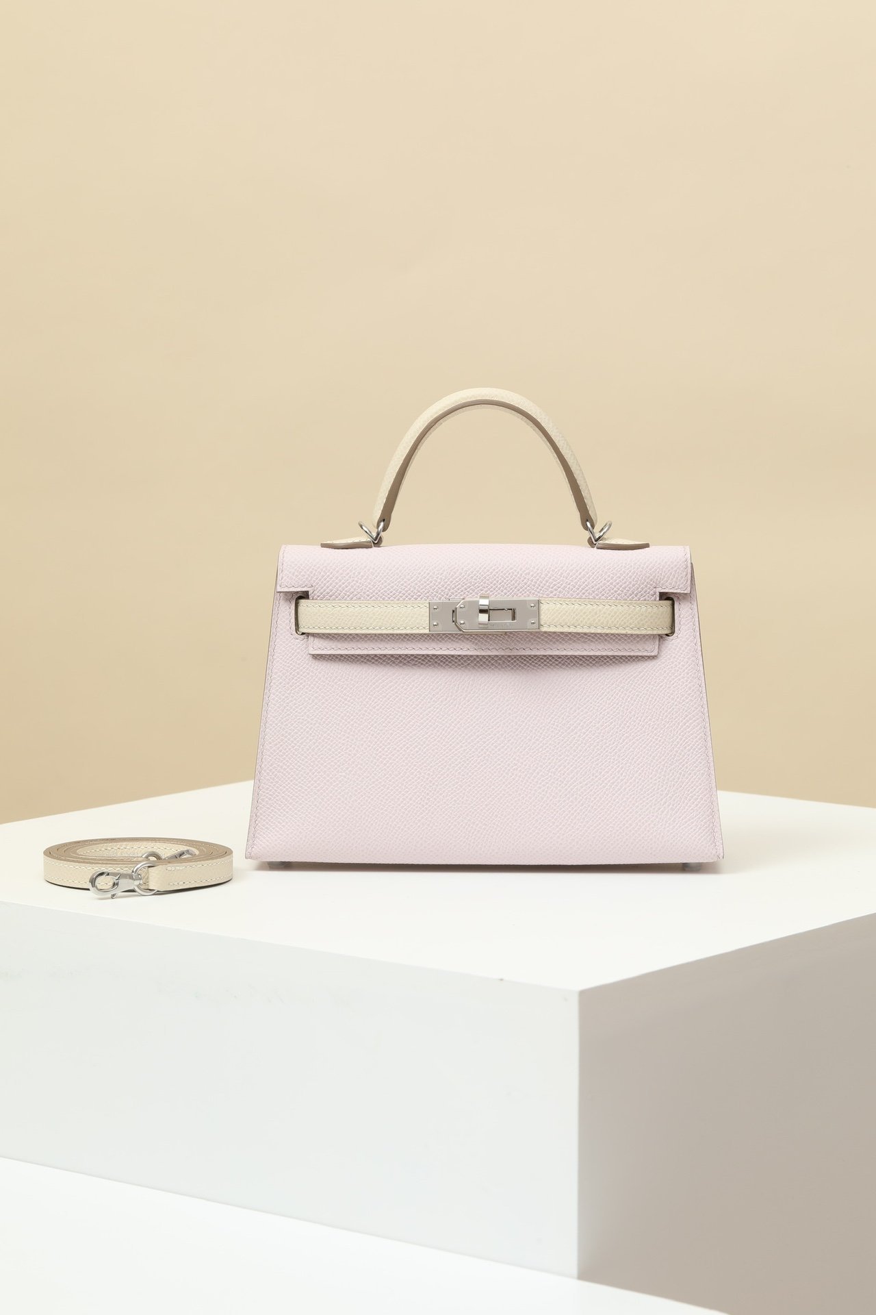 Hermès Mini Kelly 19 G2 Epsom Mauve Pâle 09 / Craie 10 PHW detail image 1 sourced from womanlvbag.com