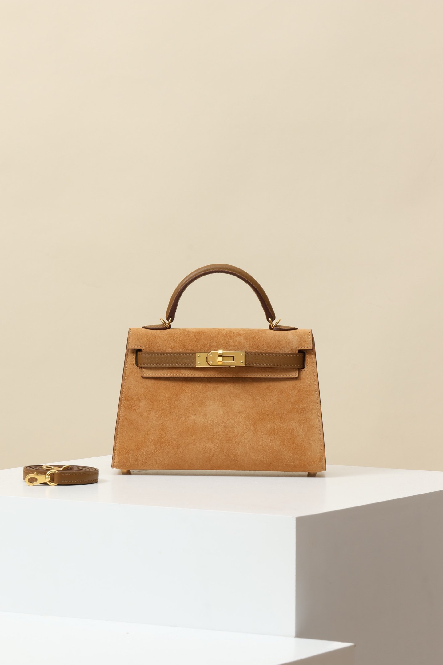 Mini Kelly II (Generation 2) detail image 1 sourced from womanlvbag.com