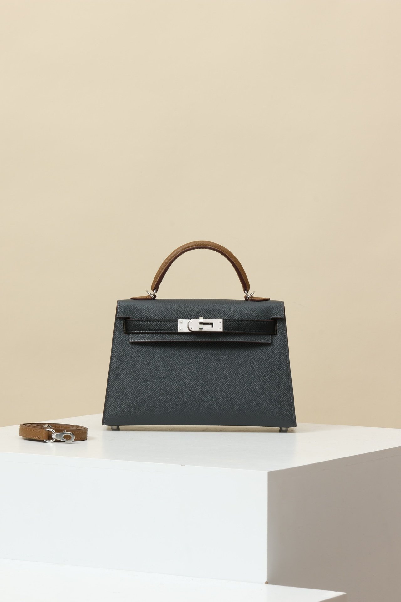 Hermès Mini Kelly 19 G2 Epsom Gris Névé H0 / Black 89 / Noisette 3G PHW detail image 1 sourced from womanlvbag.com